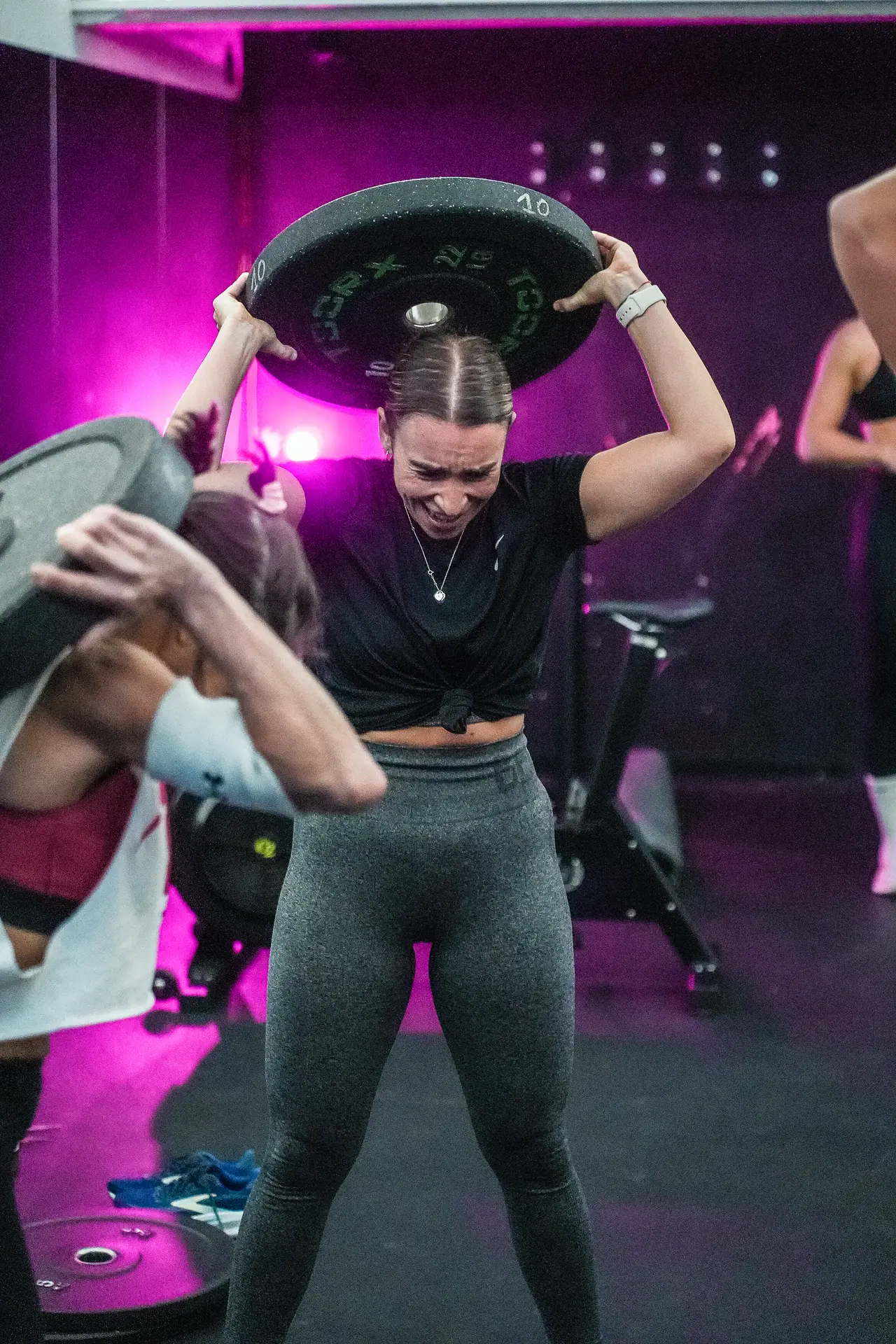 Allenamento in palestra con luci rosa