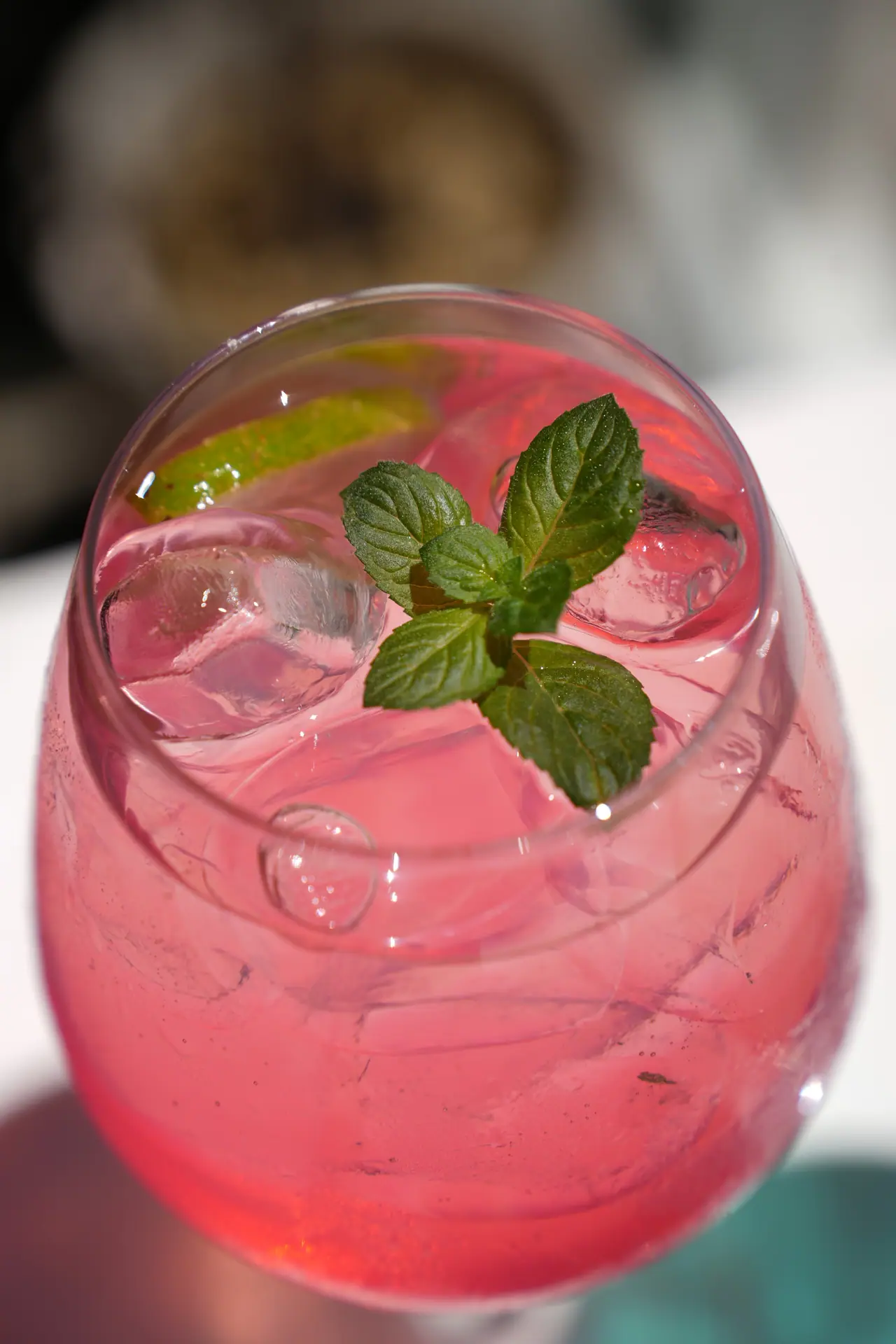 Cocktail rosa con menta fresca