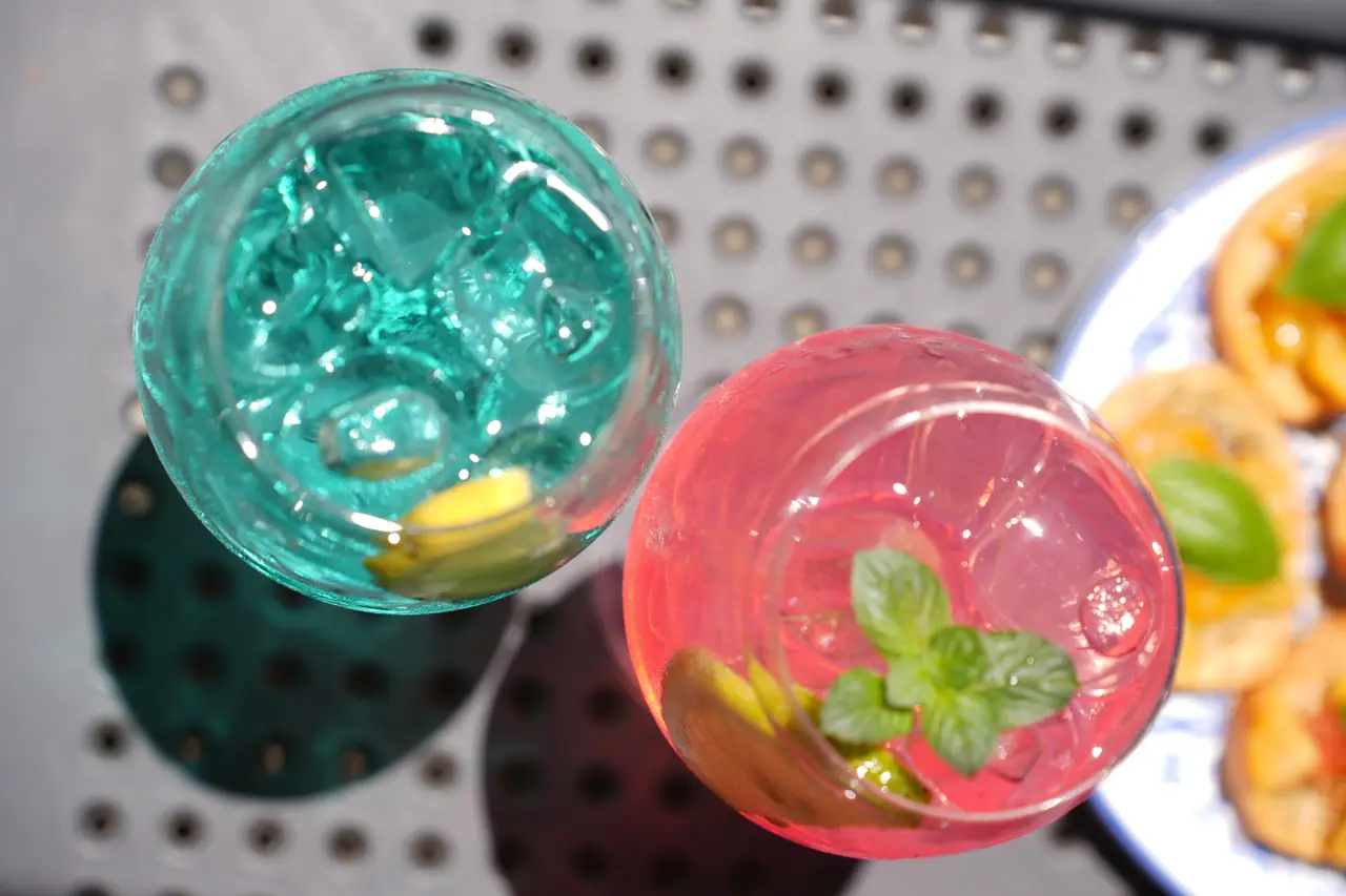 Due cocktail colorati visti dall’alto