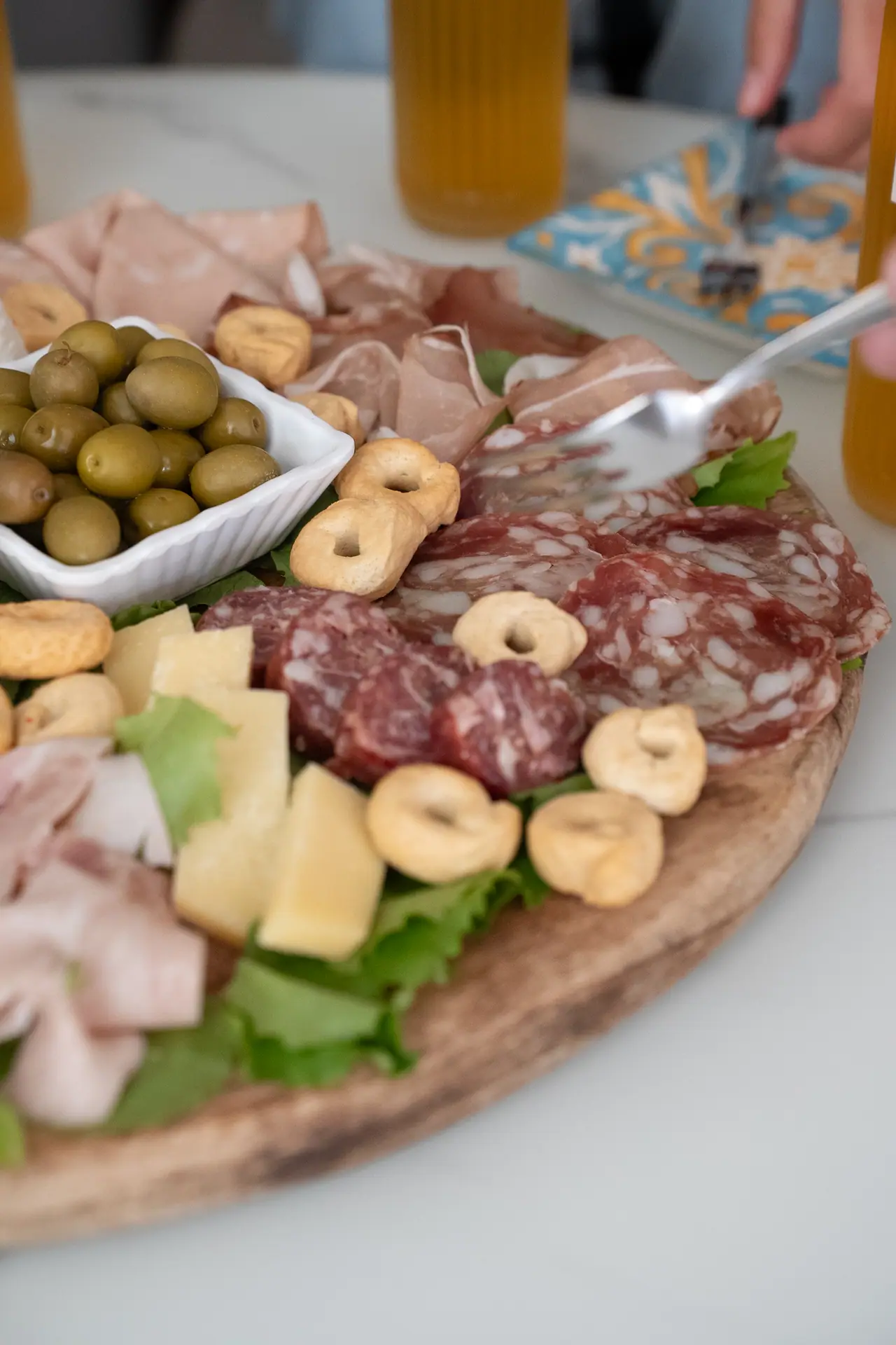 Tagliere di salumi, formaggi e olive