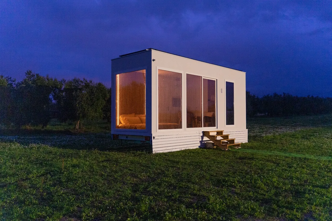 La casa modulare Amane illuminata all’ora blu
