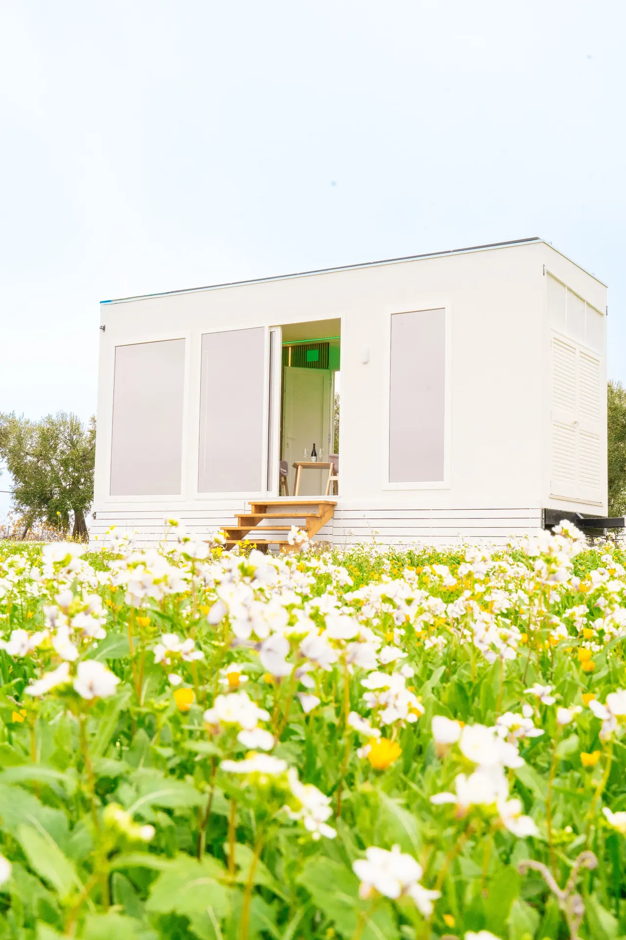 La facciata bianca della casa tra i fiori
