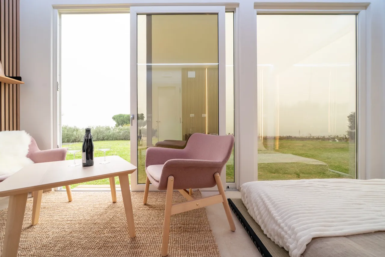 Zona giorno e letto con grandi vetrate