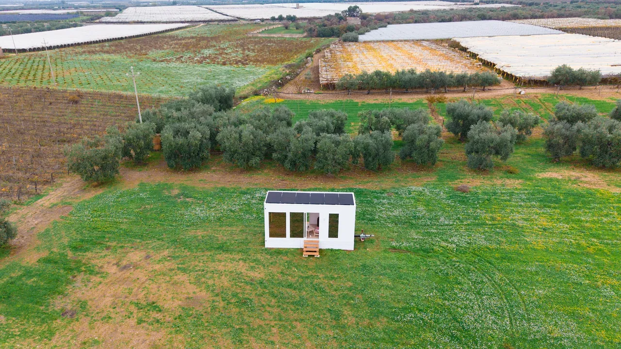 La casa vista dal drone tra campi e ulivi