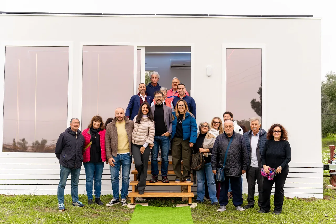 Foto di gruppo degli ospiti davanti alla casa