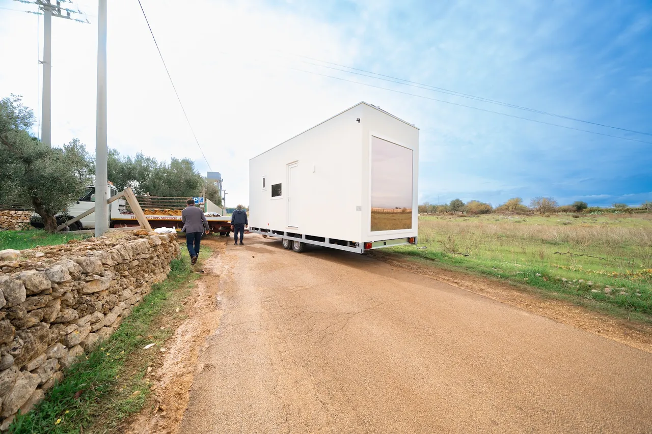 La casa modulare in arrivo su una strada di campagna
