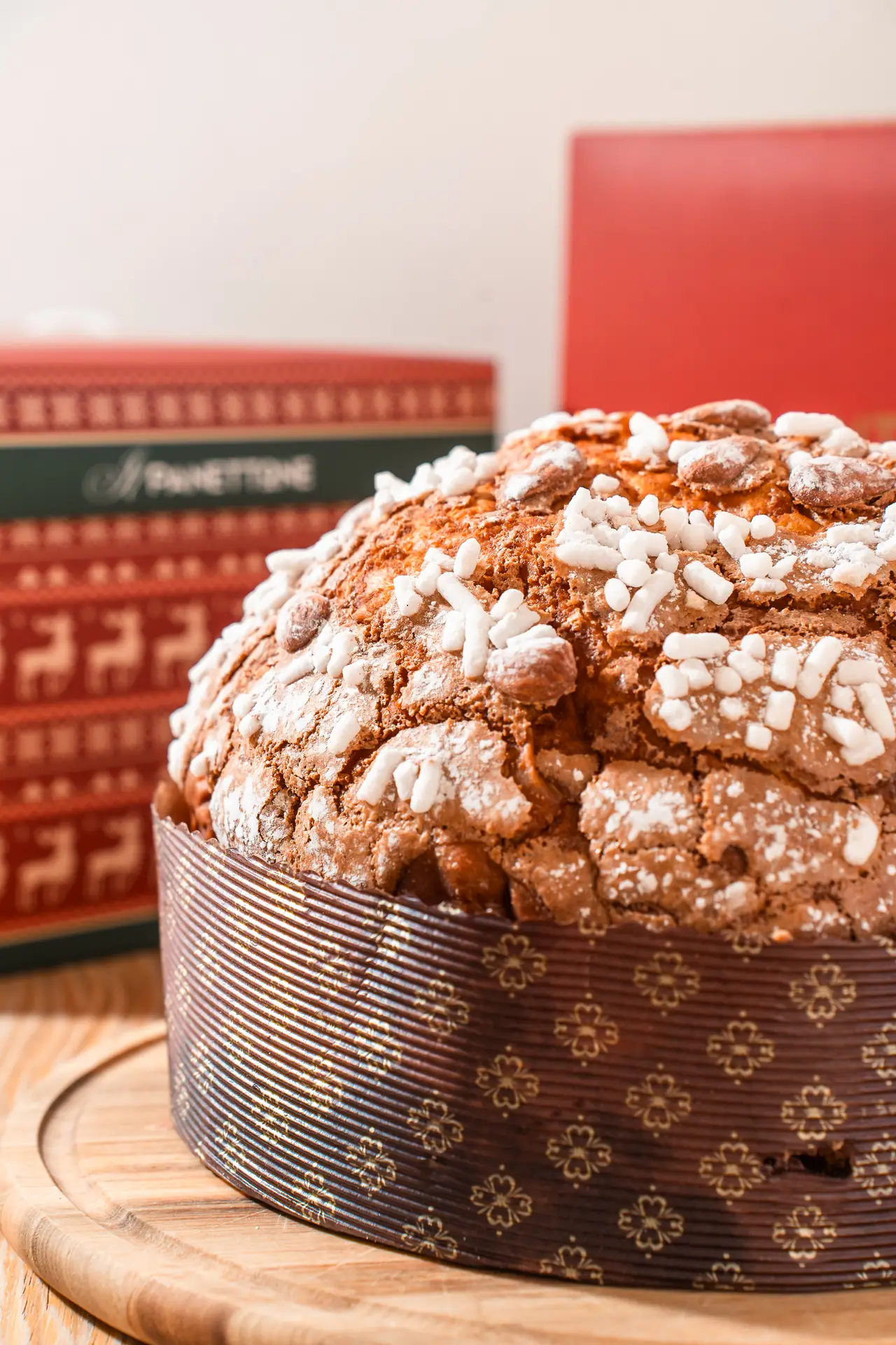 Panettone glassato con la confezione rossa