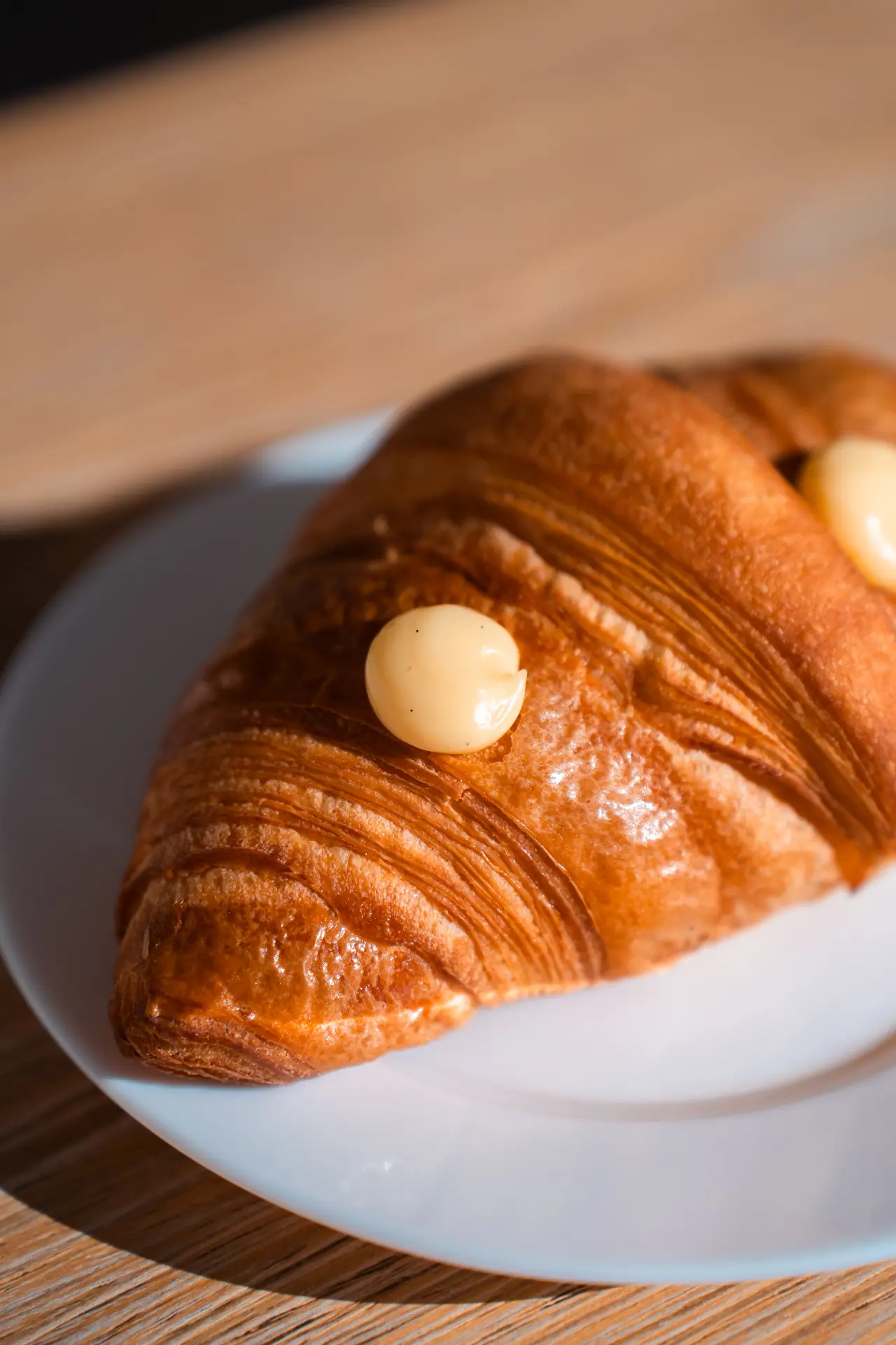 Cornetto farcito su piatto bianco