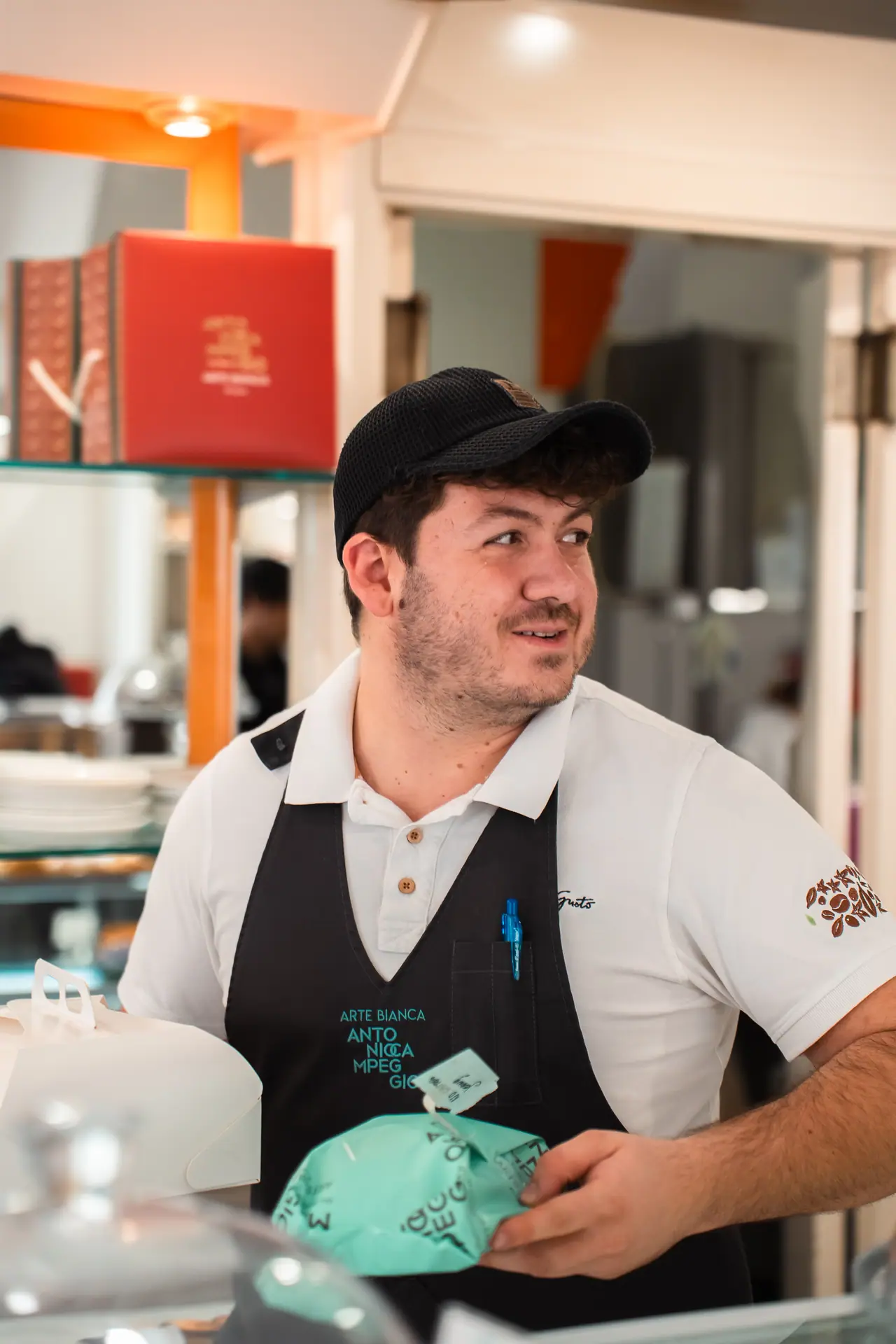 Banconista al lavoro in pasticceria