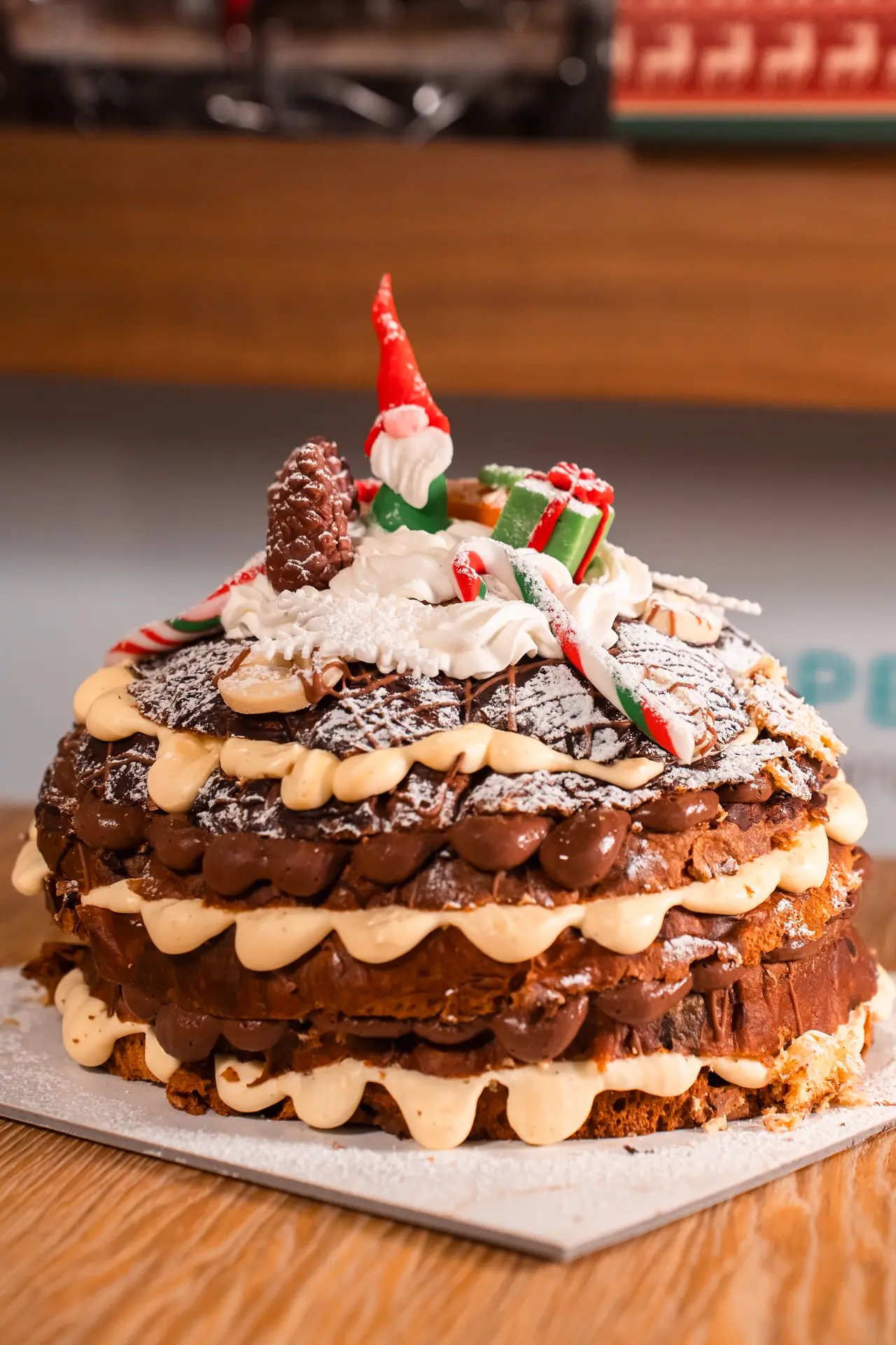 Torta di panettone farcita e decorata