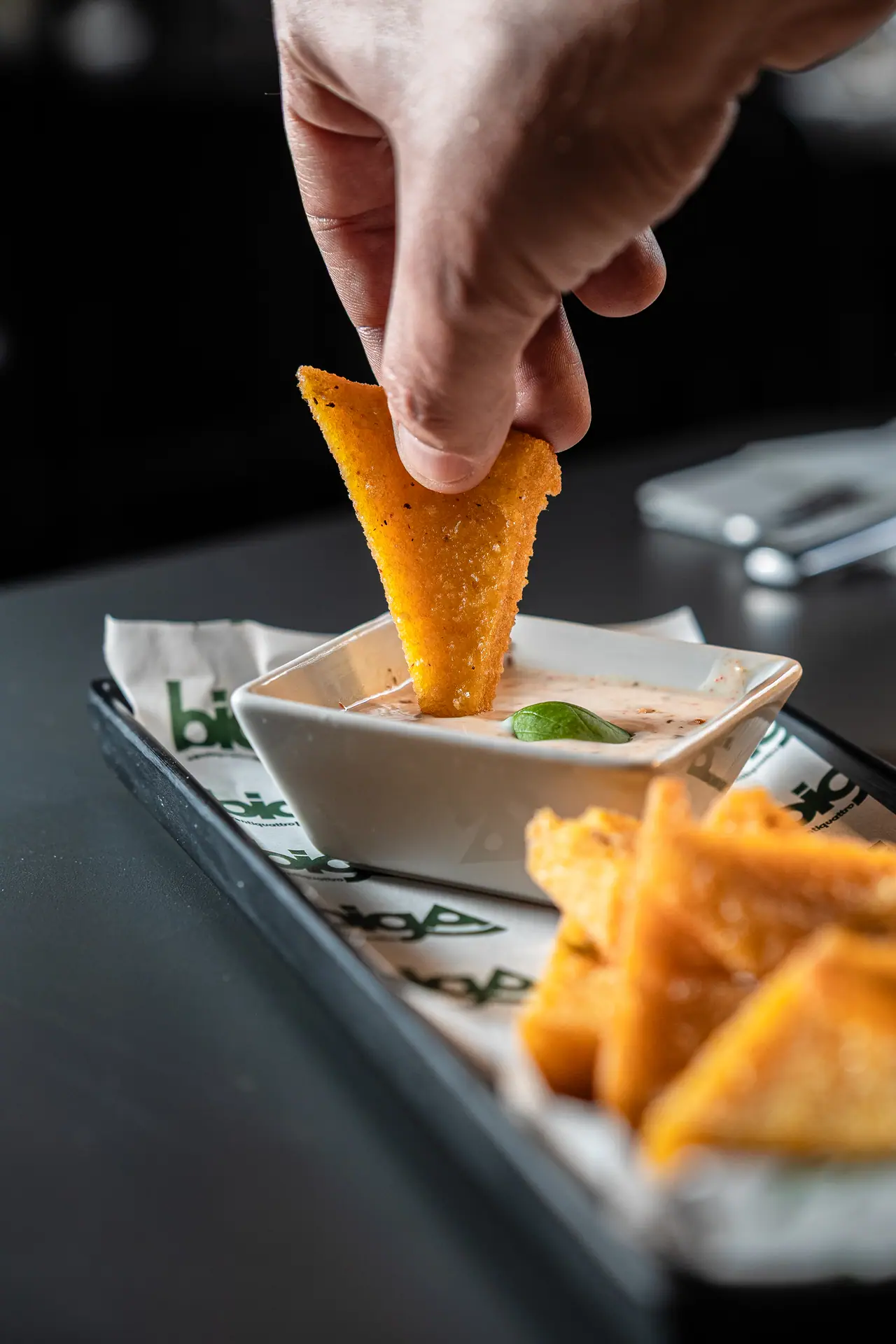 Una frittura intinta nella salsa