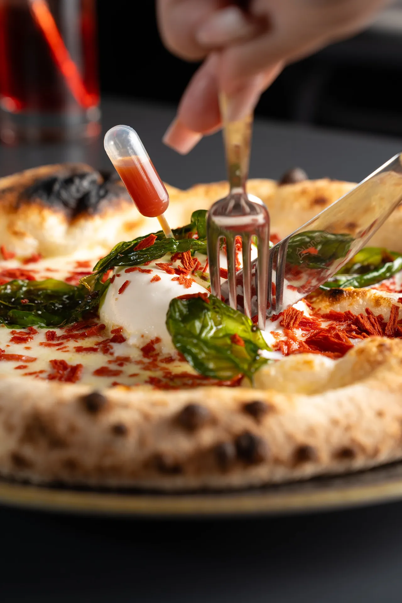 Pizza con burrata tagliata con la forchetta