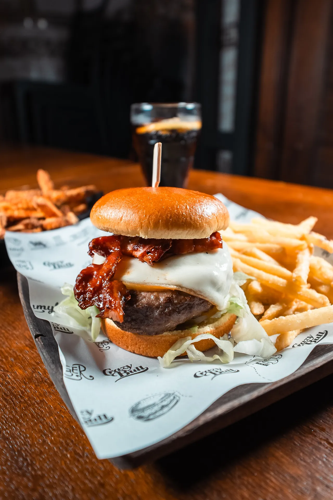 Burger con bacon, patatine e birra
