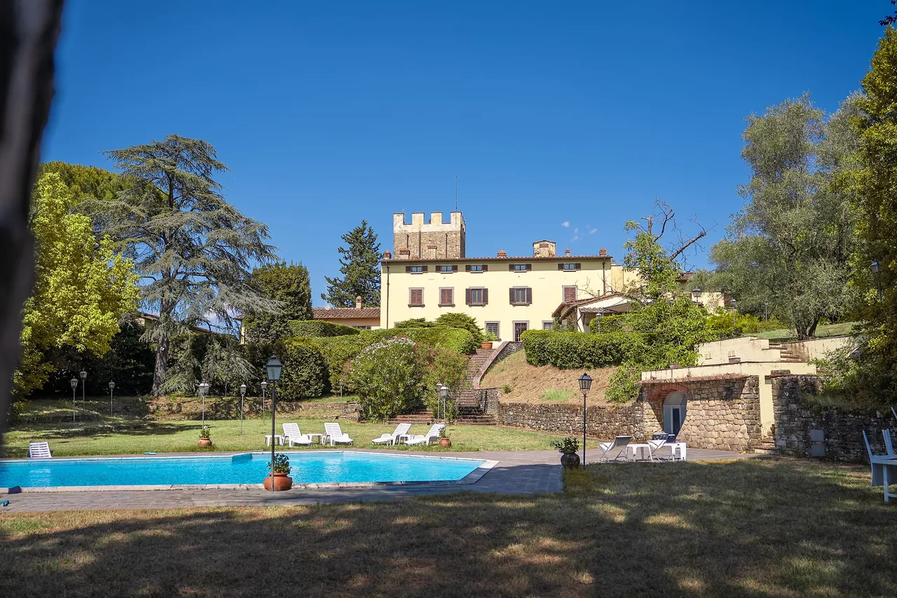 Villa storica con piscina tra gli alberi