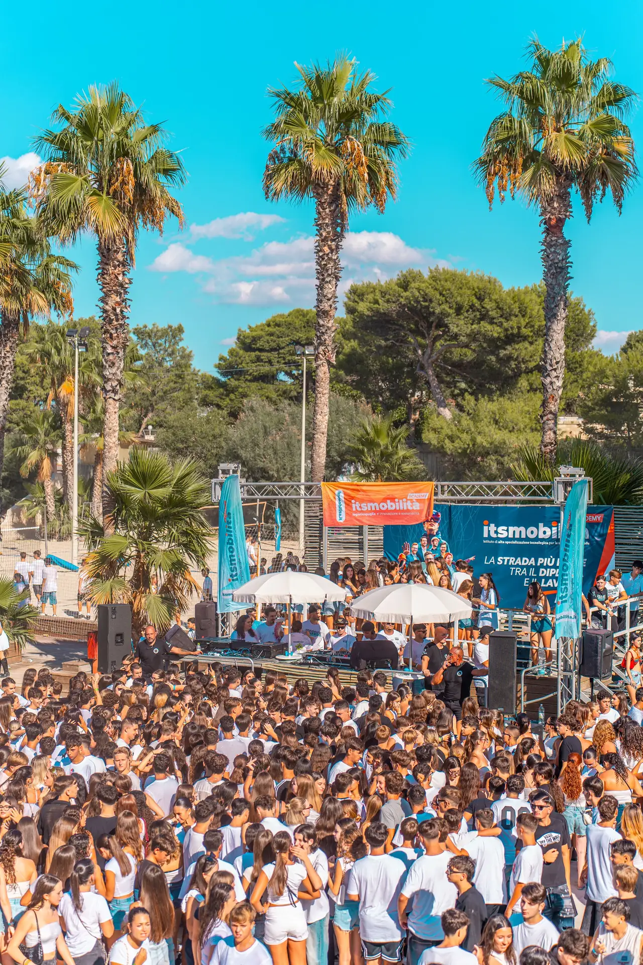 Il pubblico del festival tra le palme, davanti al palco