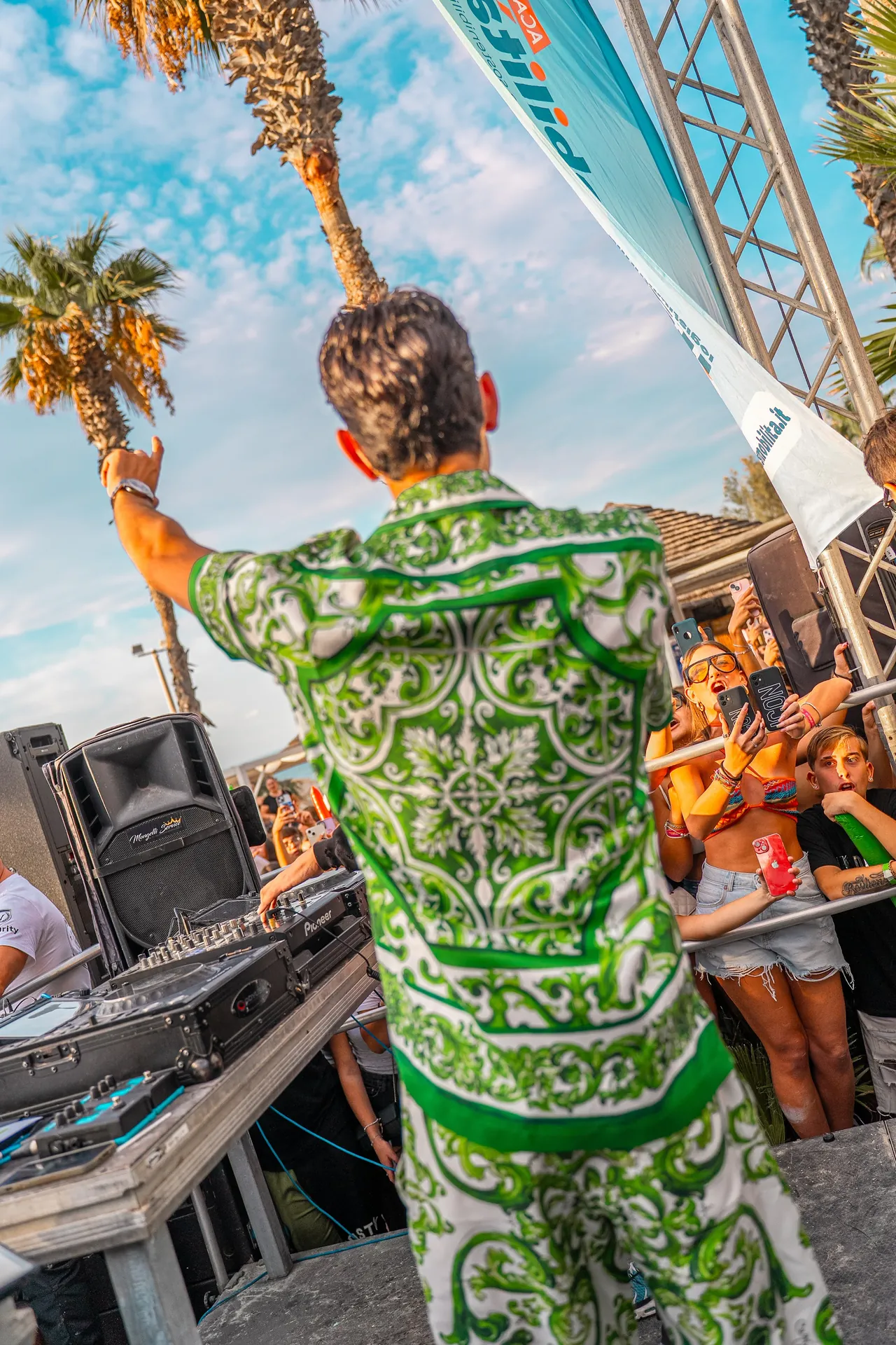 L’artista sul palco saluta il pubblico del festival