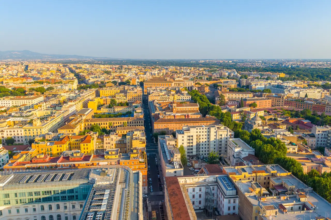 Roma vista dal drone sopra il quartiere Prati