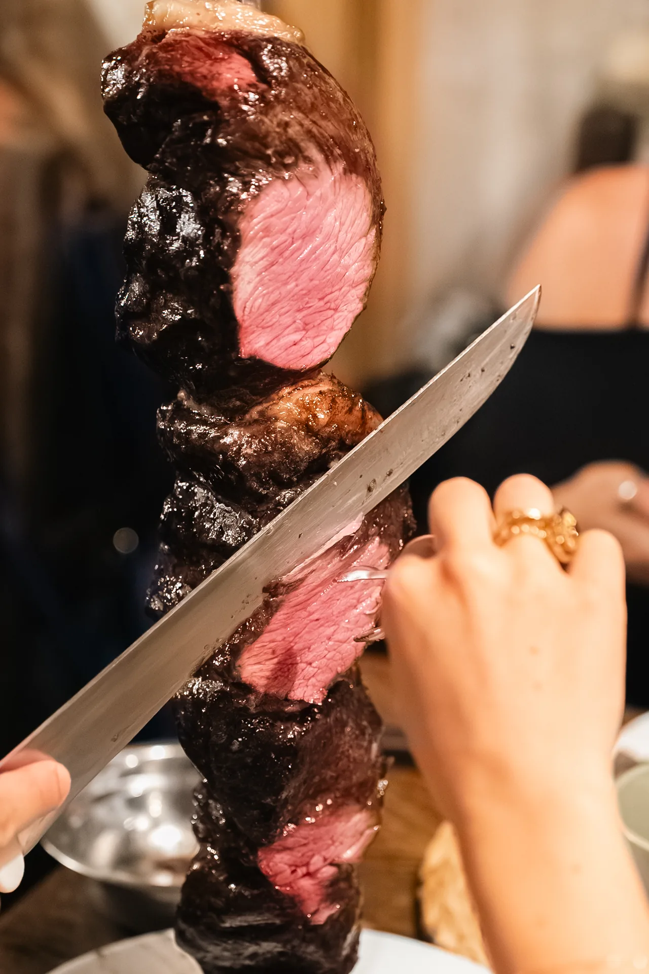 Picanha al sangue tagliata dallo spiedo al tavolo