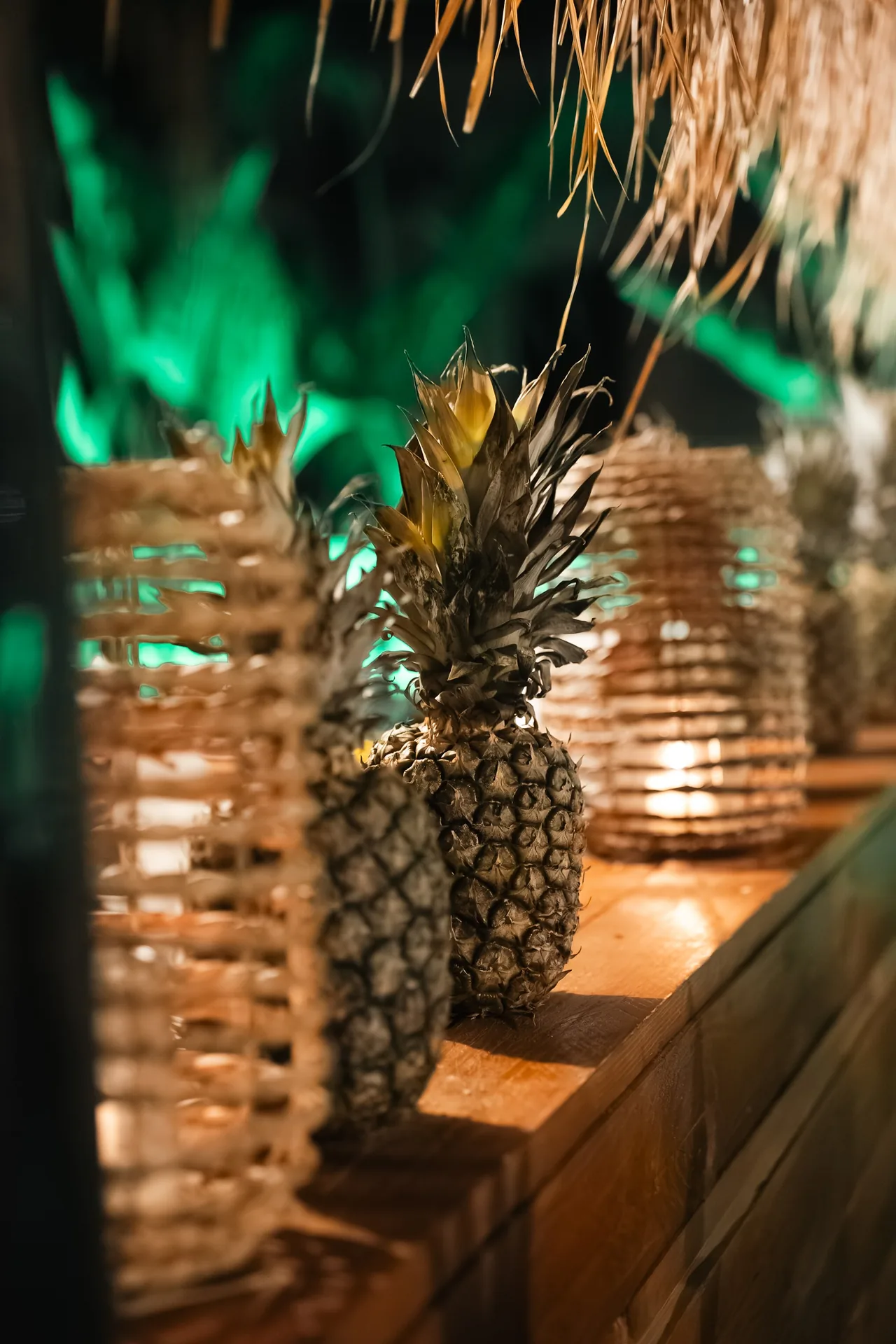 Ananas e lanterne di vimini sul bancone