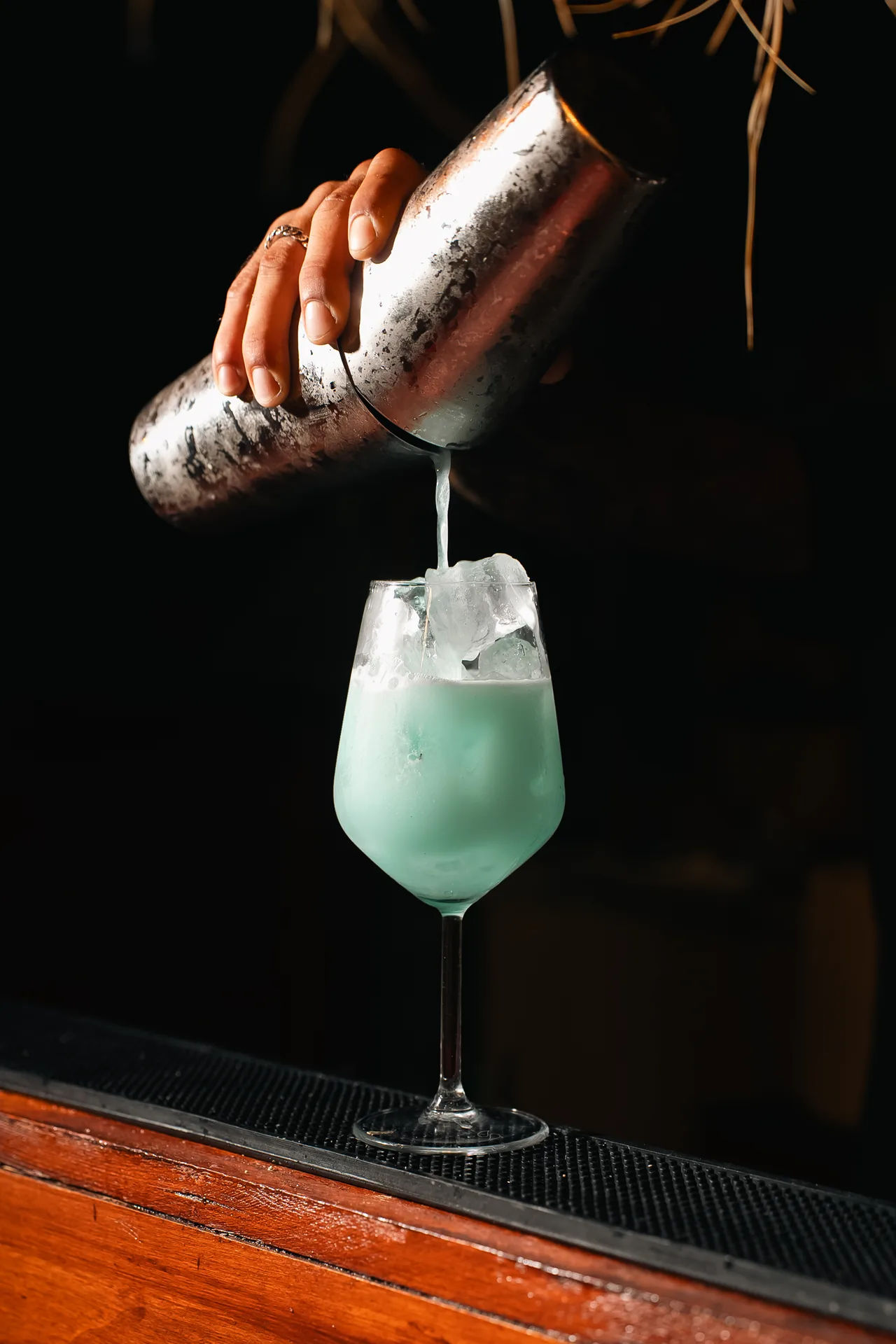 Lo shaker versa il cocktail nel calice