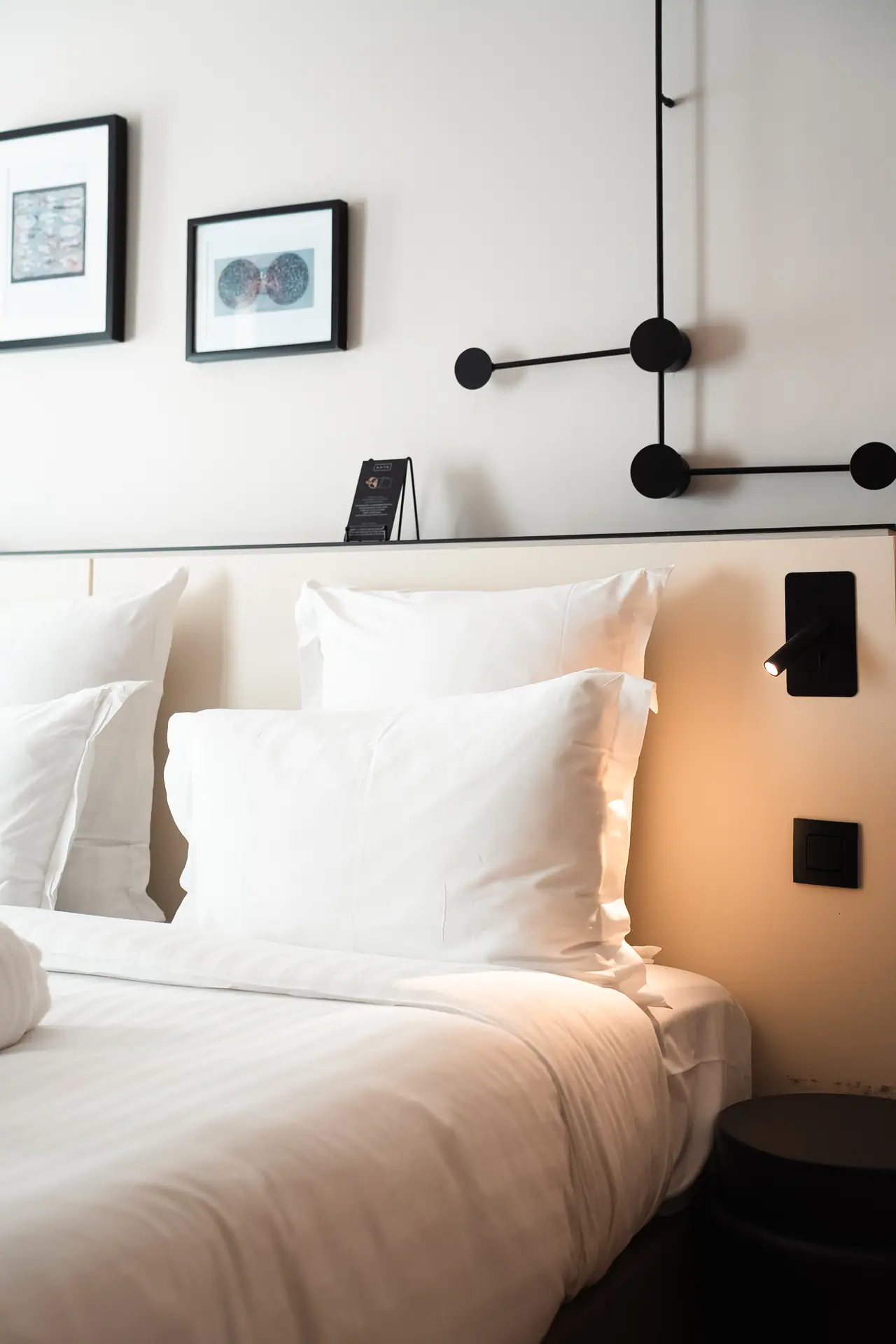 Camera con letto bianco e lampada di design