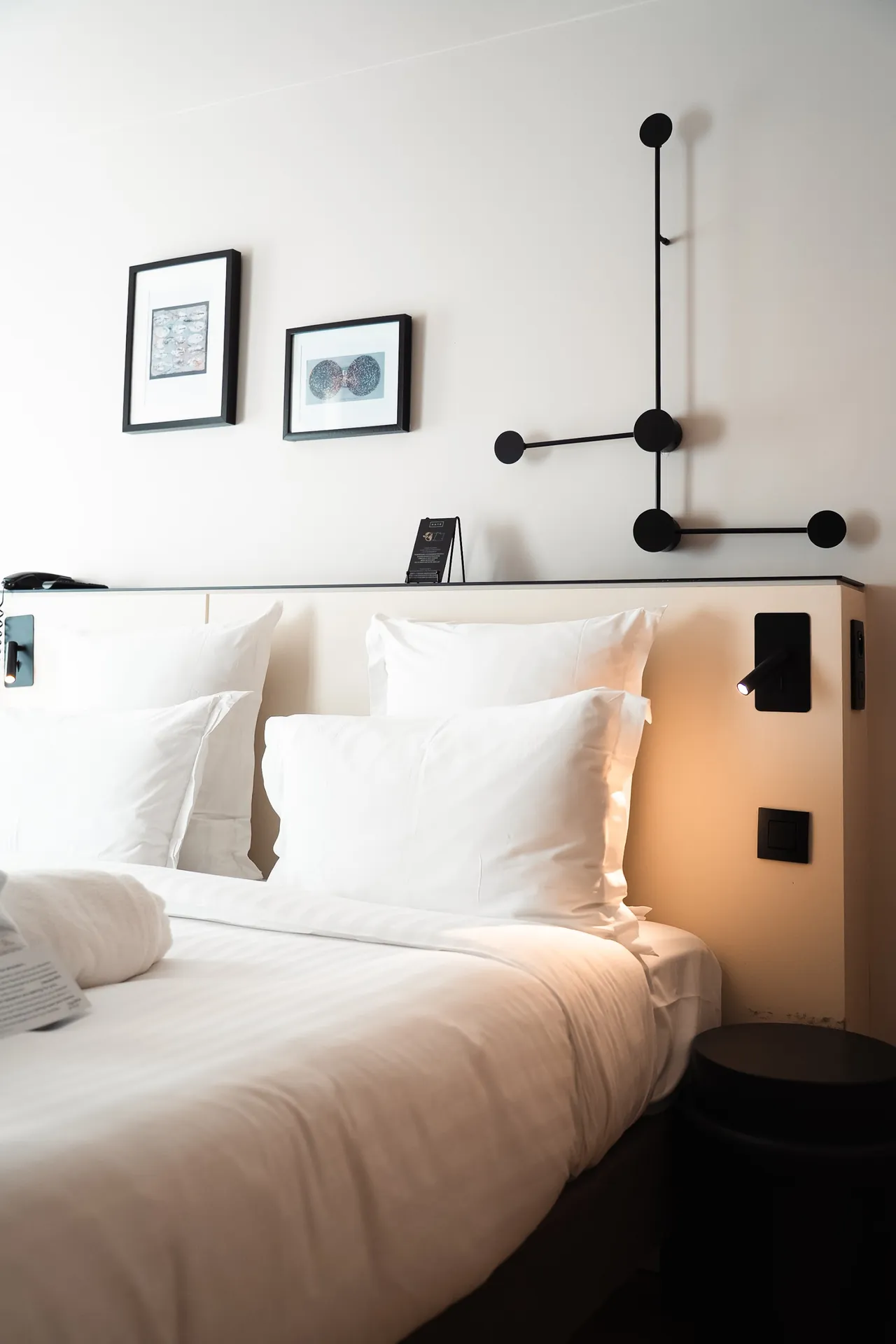 Camera con letto matrimoniale e luce naturale