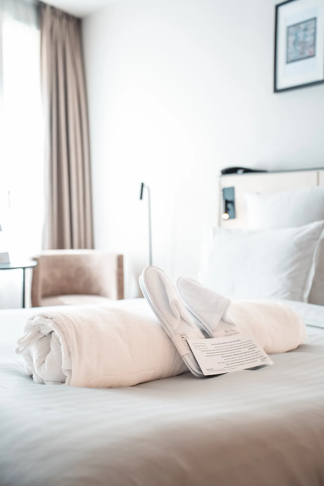 Camera con vista sulla finestra e asciugamani sul letto