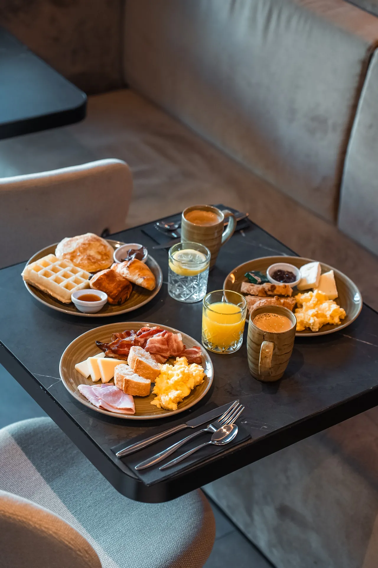 La colazione servita al tavolo
