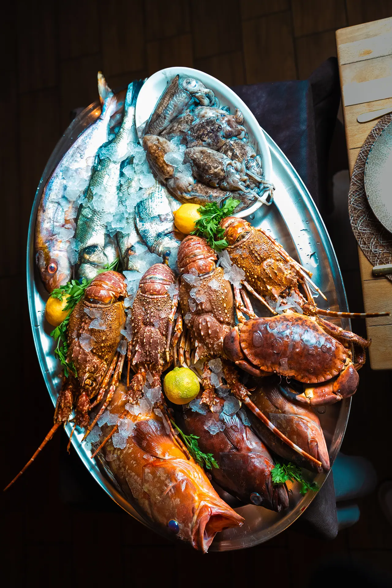Plateau di crudi di mare con gamberi e scampi