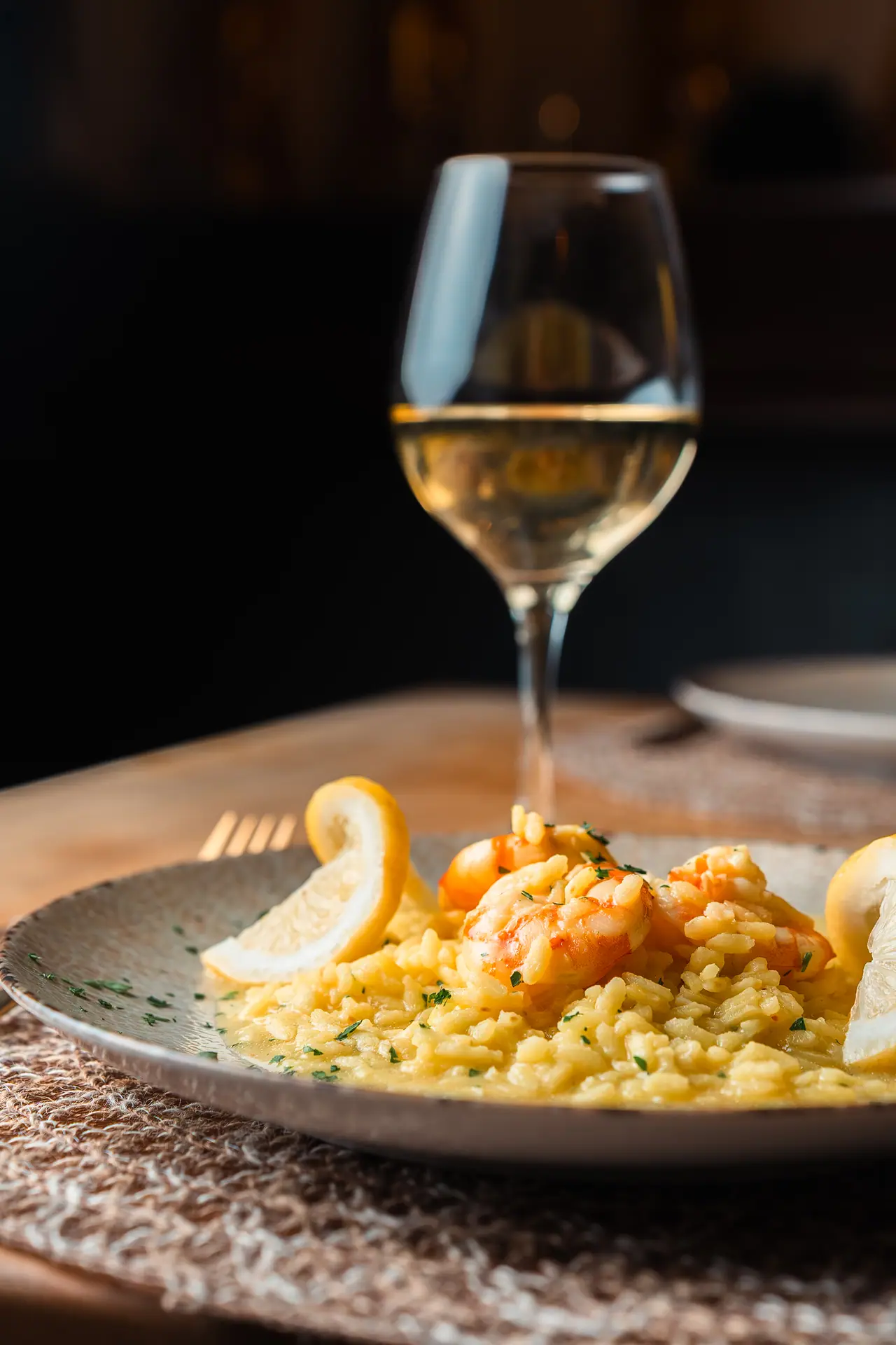 Risotto ai gamberi con un calice di vino bianco
