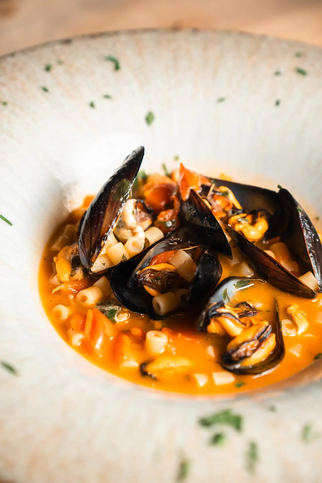 Zuppa di cozze in un piatto bianco