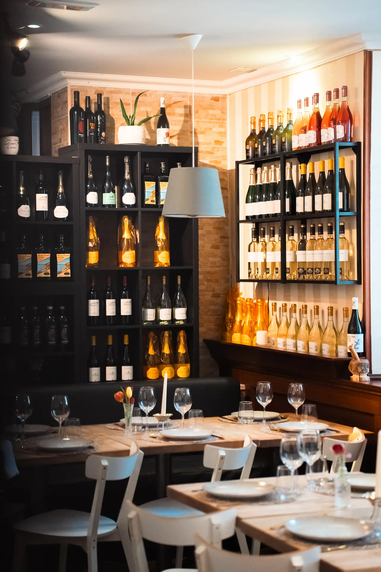 La sala con la parete dei vini