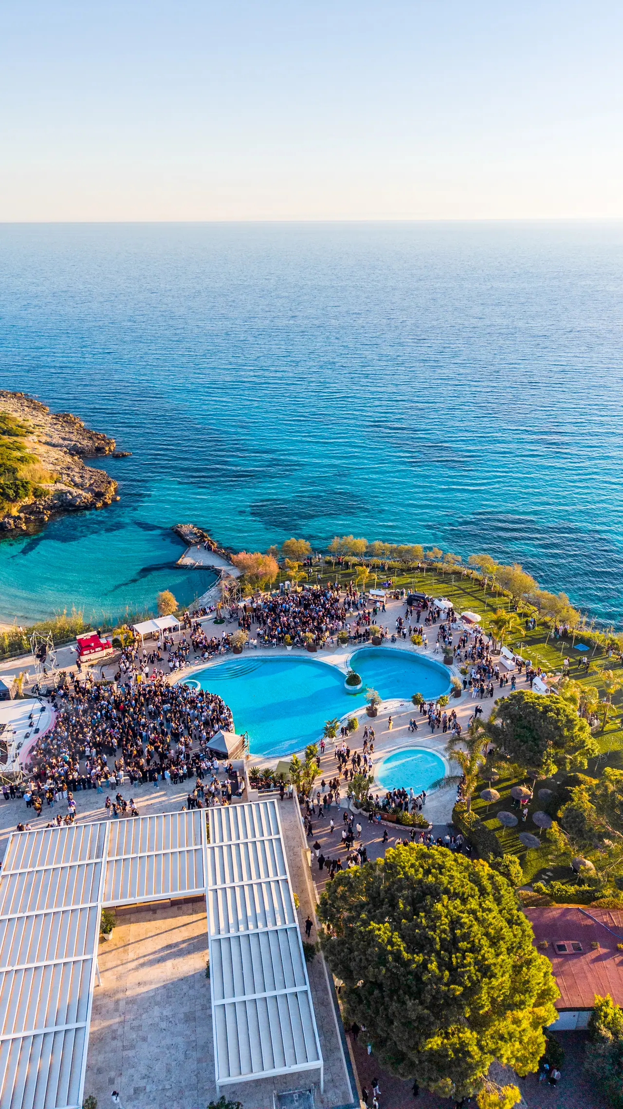 Costa, piscine e pubblico dall’alto