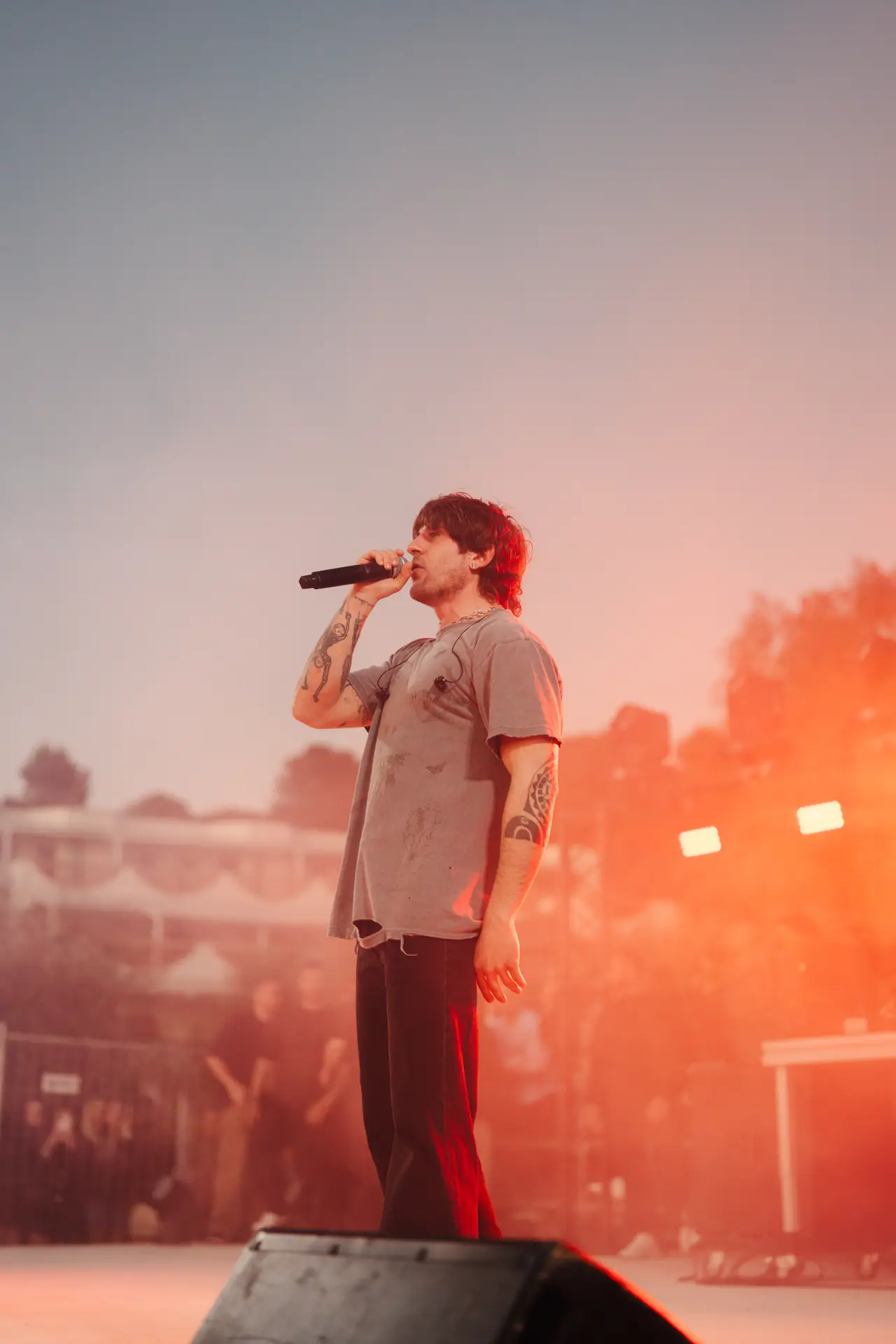 Cantante sul palco al tramonto