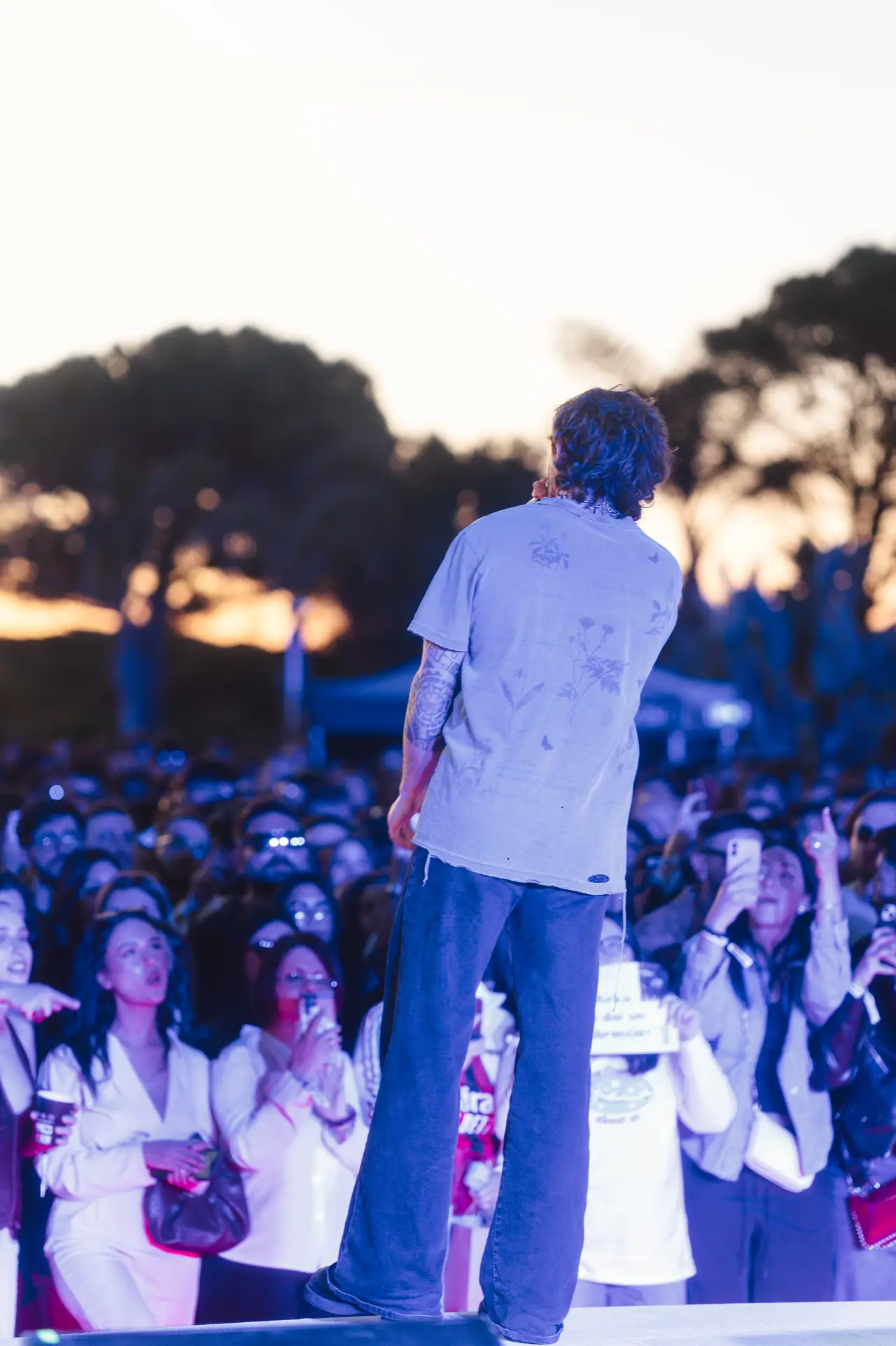 Artista sul palco davanti al pubblico