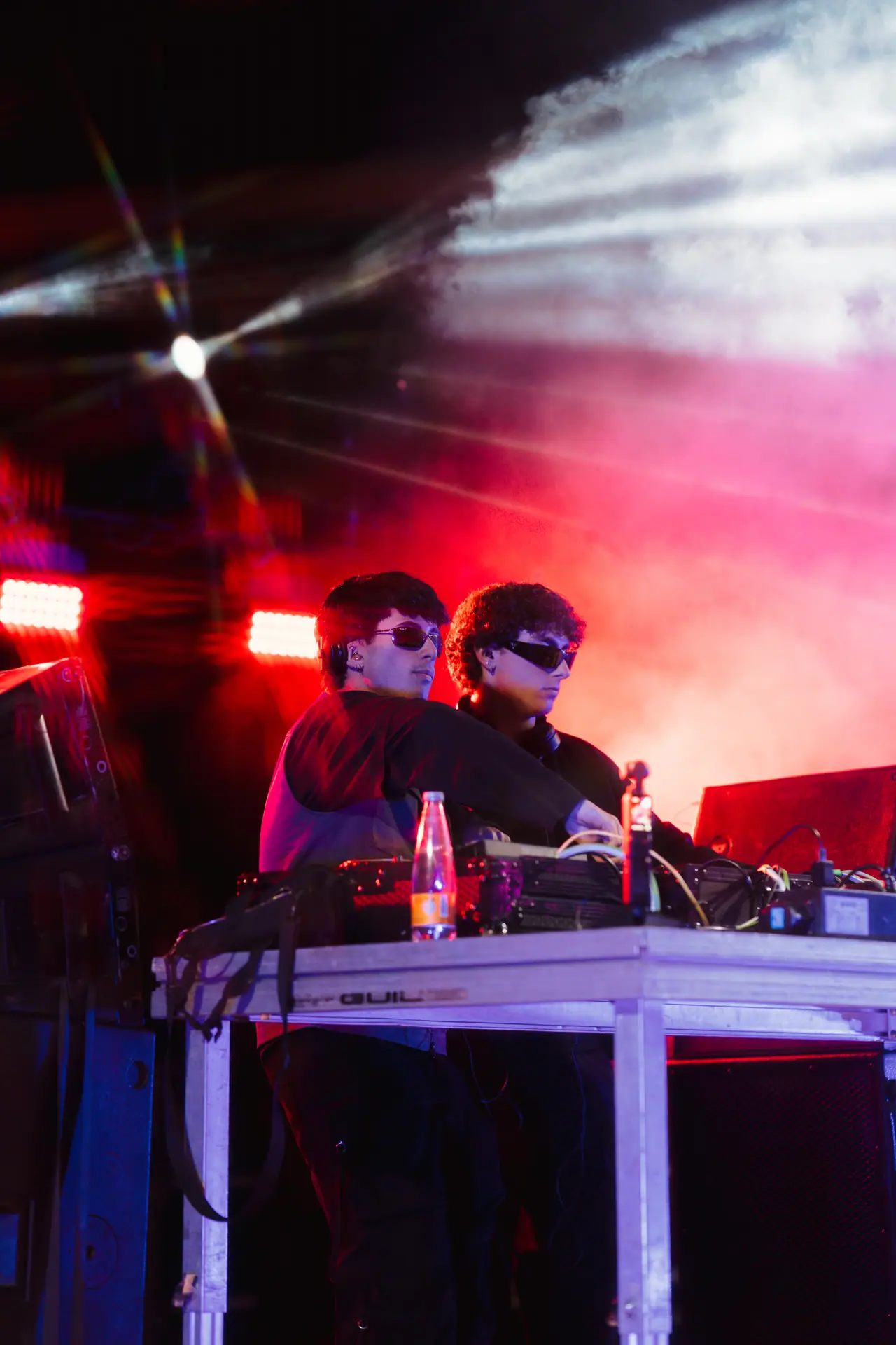 DJ set con luci rosse
