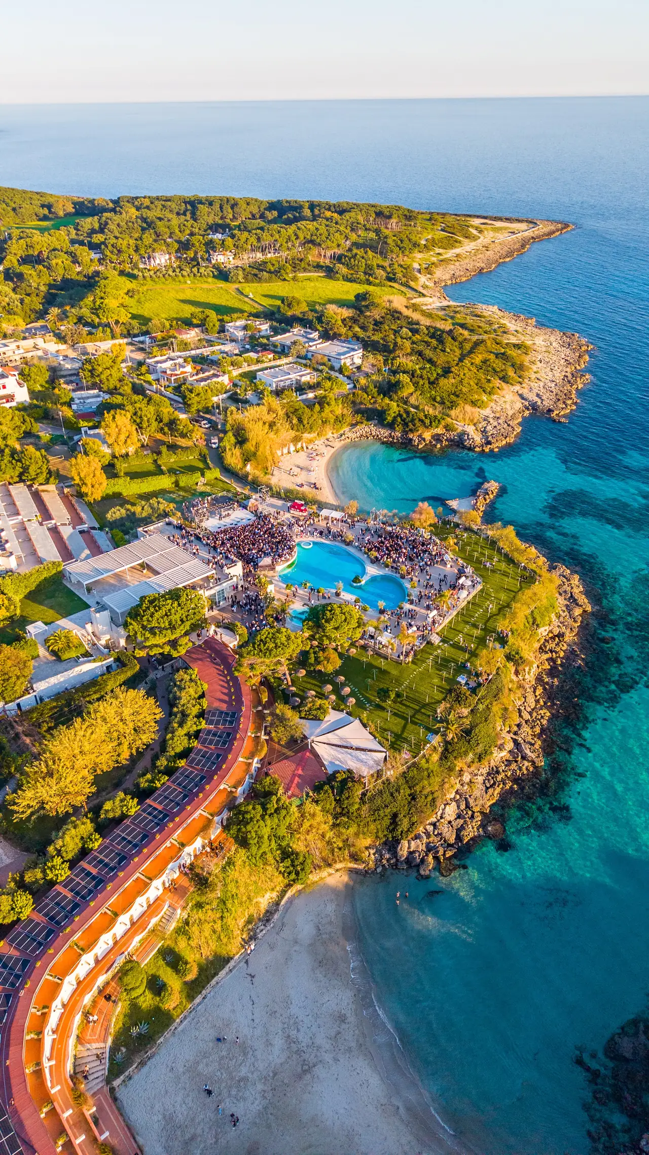 La costa e il resort Mon Rêve visti dal drone, acqua turchese