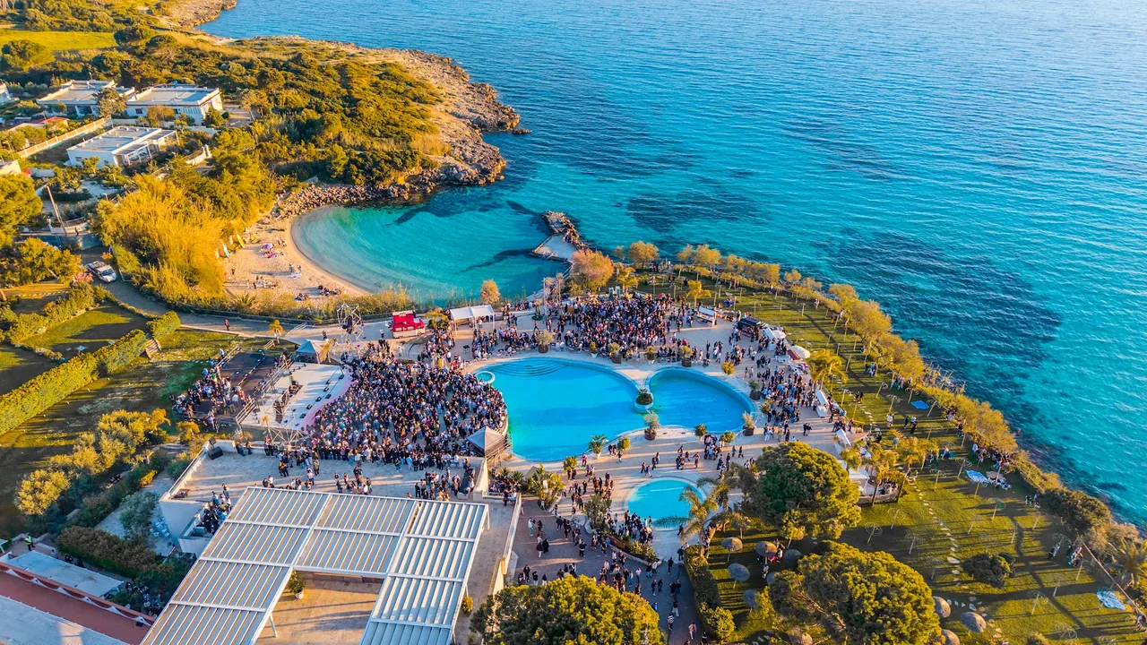 Panoramica aerea della costa e del resort
