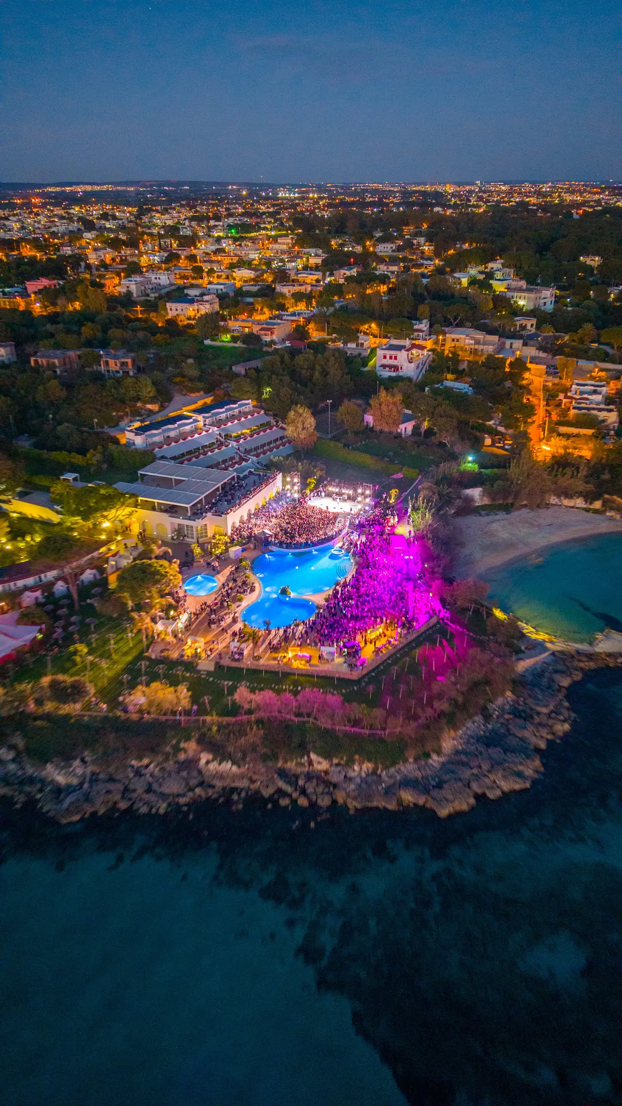 Il resort all’ora blu, con le luci dell’evento accese