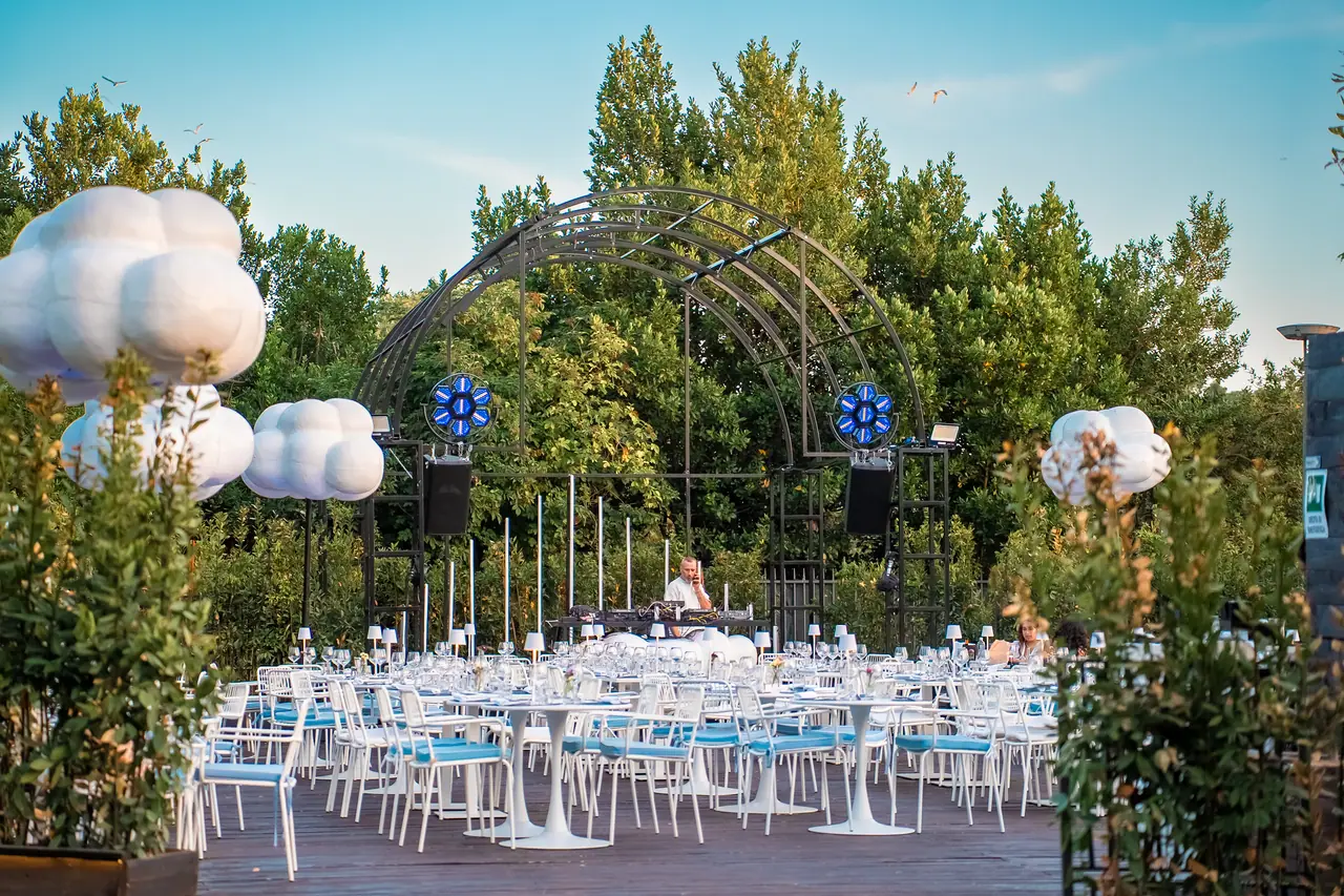 Il giardino apparecchiato con archi e nuvole