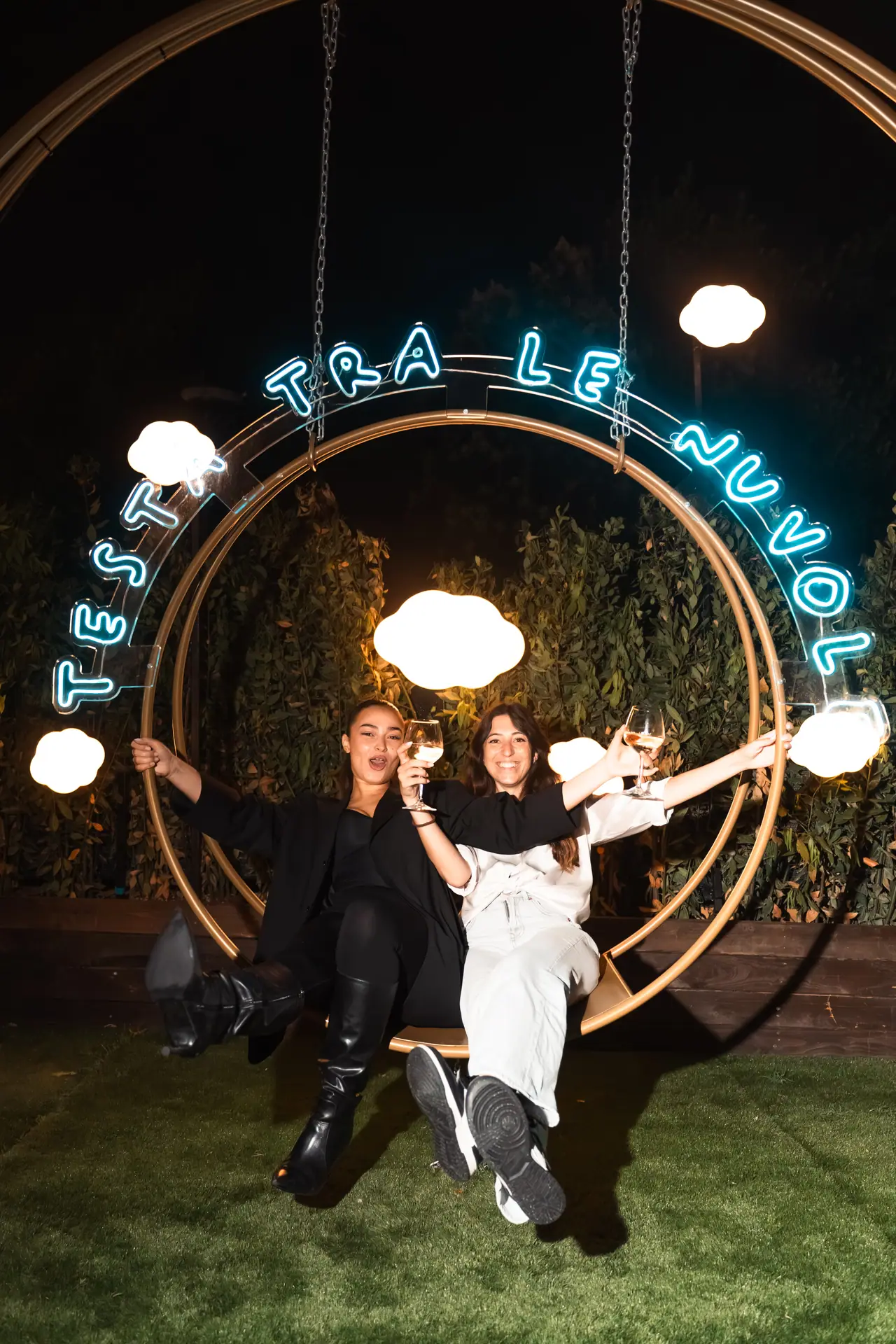 L’altalena luminosa nel giardino