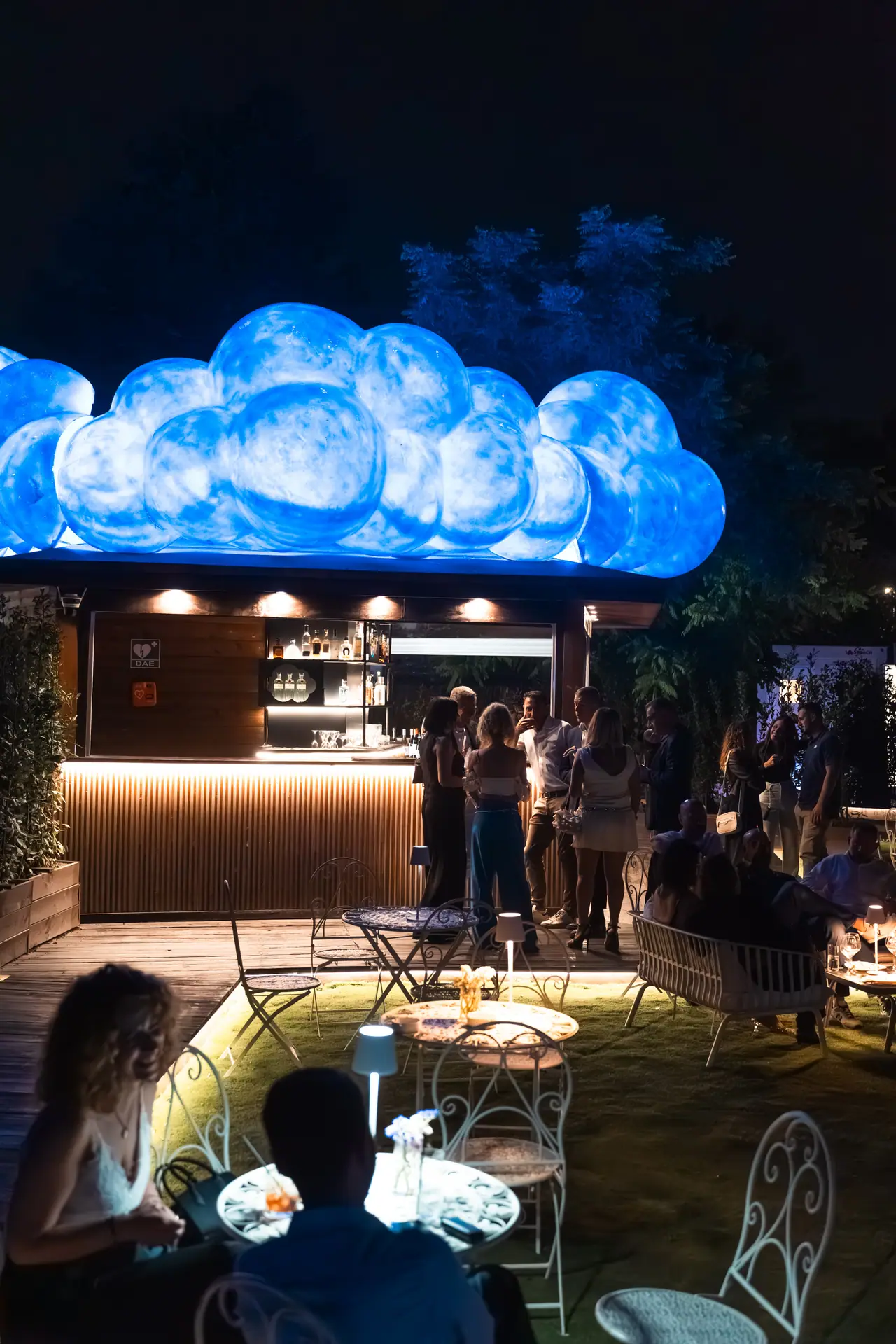 Nuvole blu illuminate sopra il bar