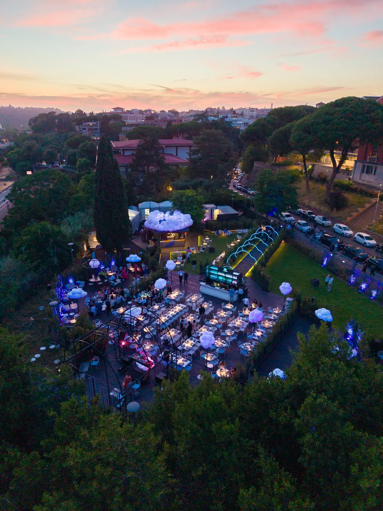 Il giardino illuminato visto dal drone