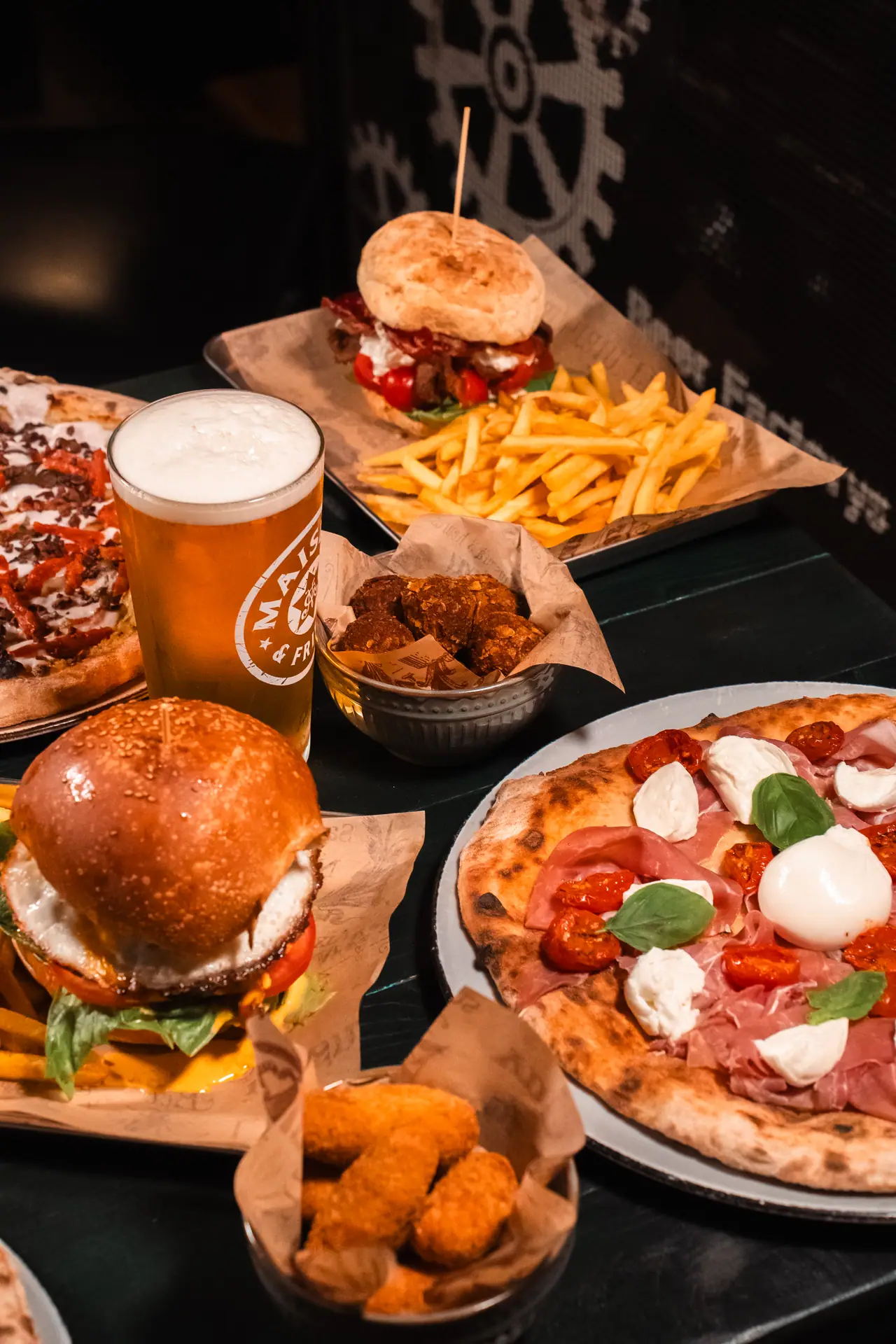 Tavola con burger, pizza e birra