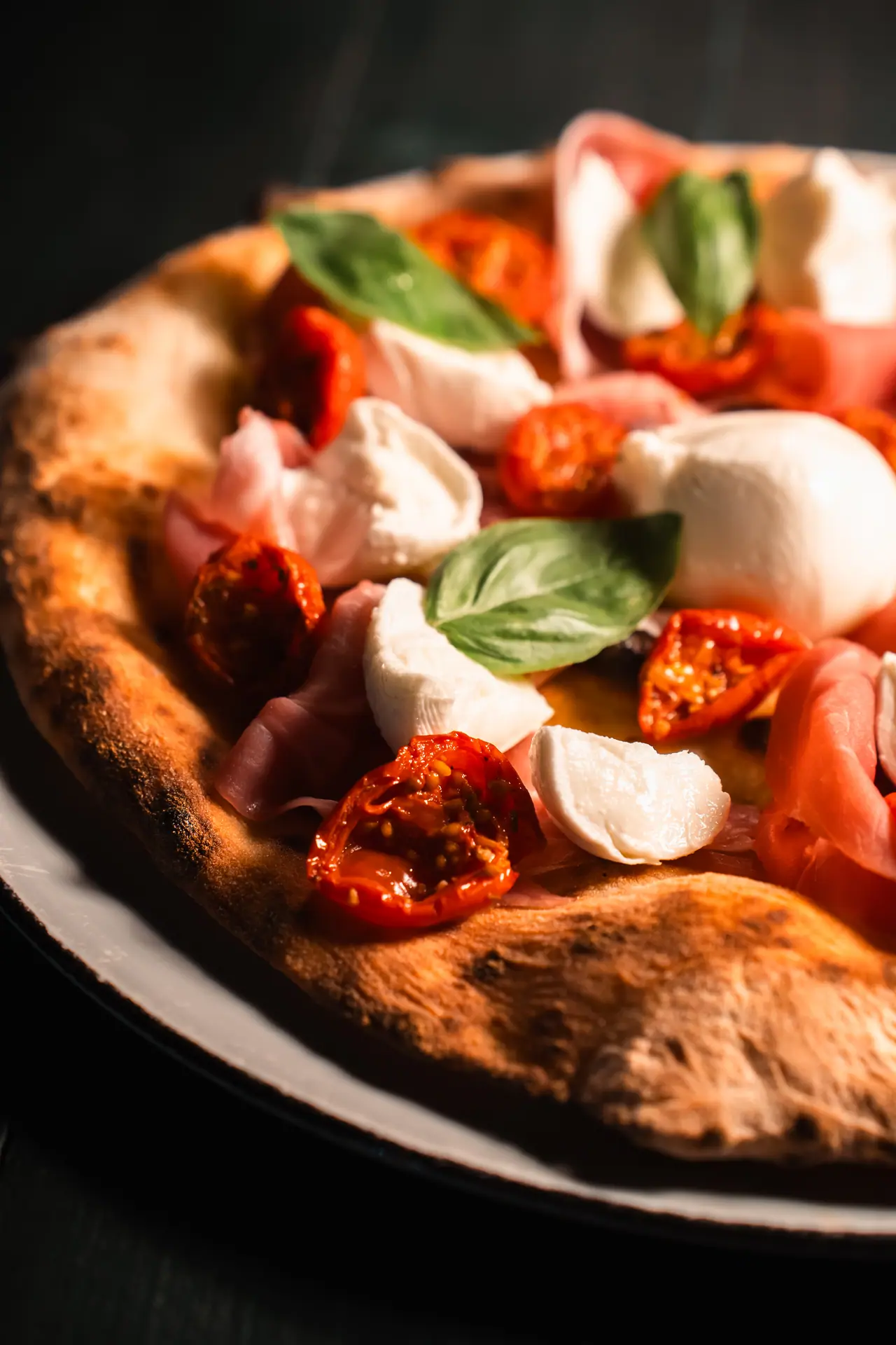 Pizza con pomodorini e basilico