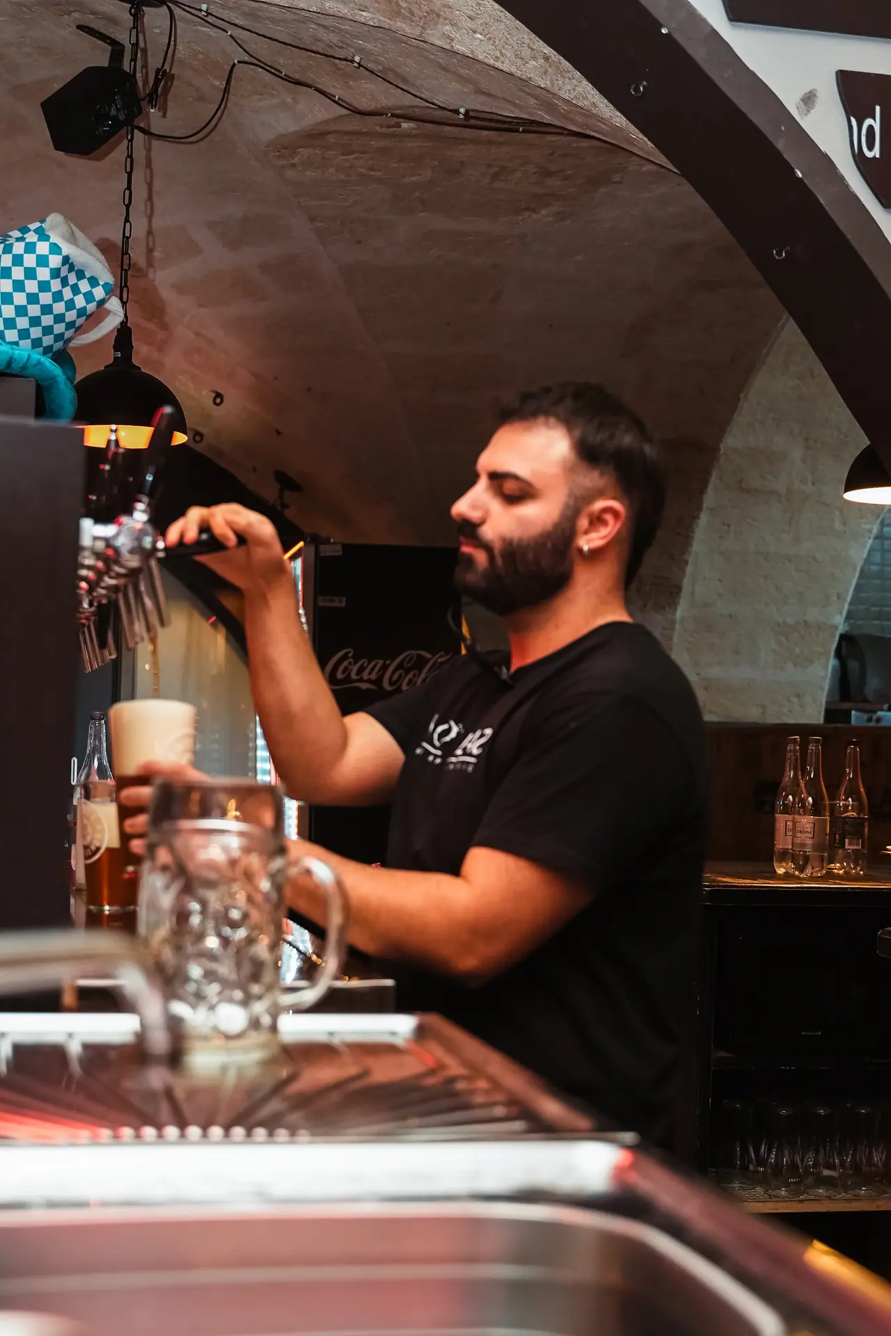 Il barman dietro il bancone