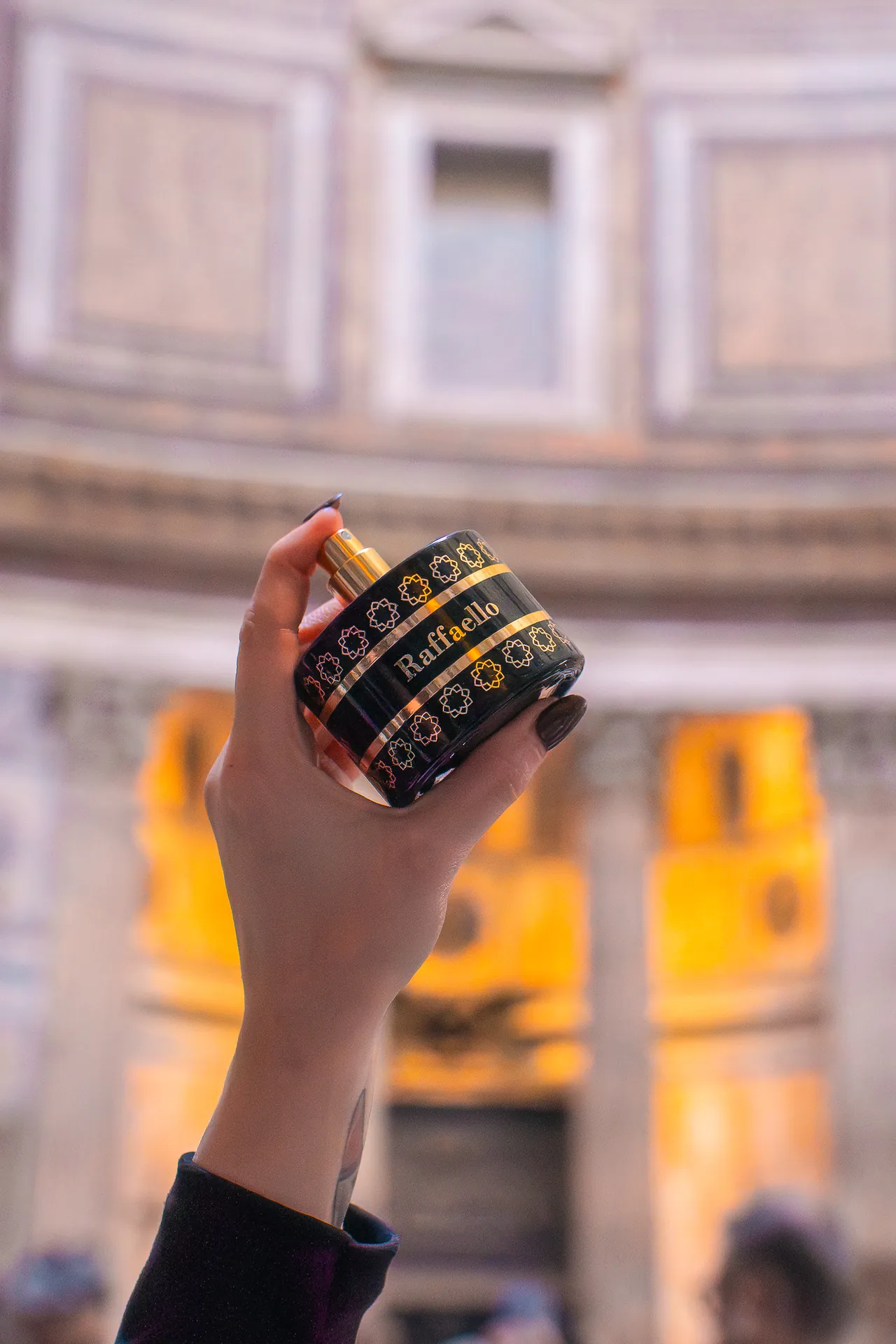 Un flacone Pantheon Parfums tenuto in mano dentro il Pantheon