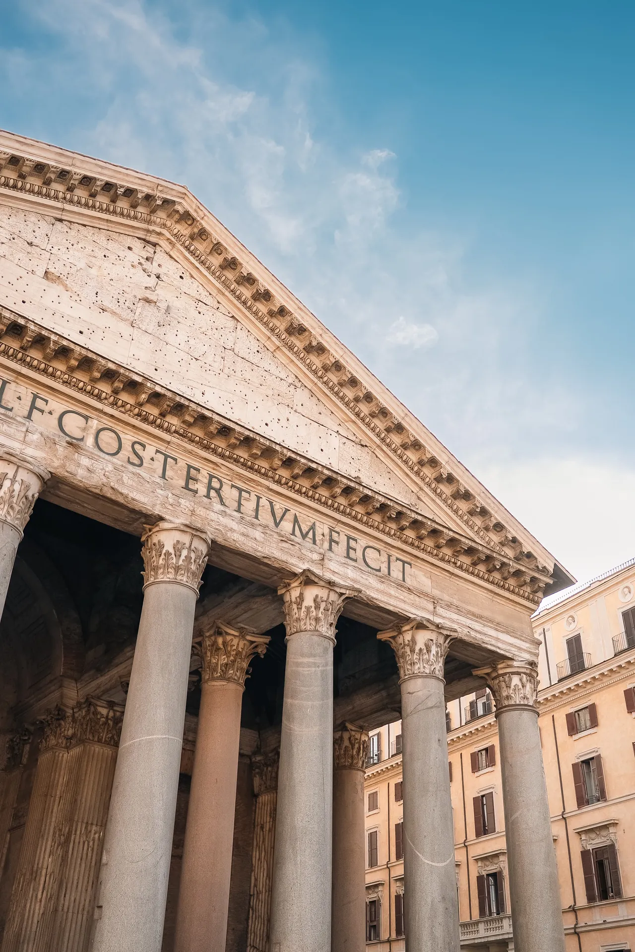 La facciata del Pantheon sotto il cielo azzurro