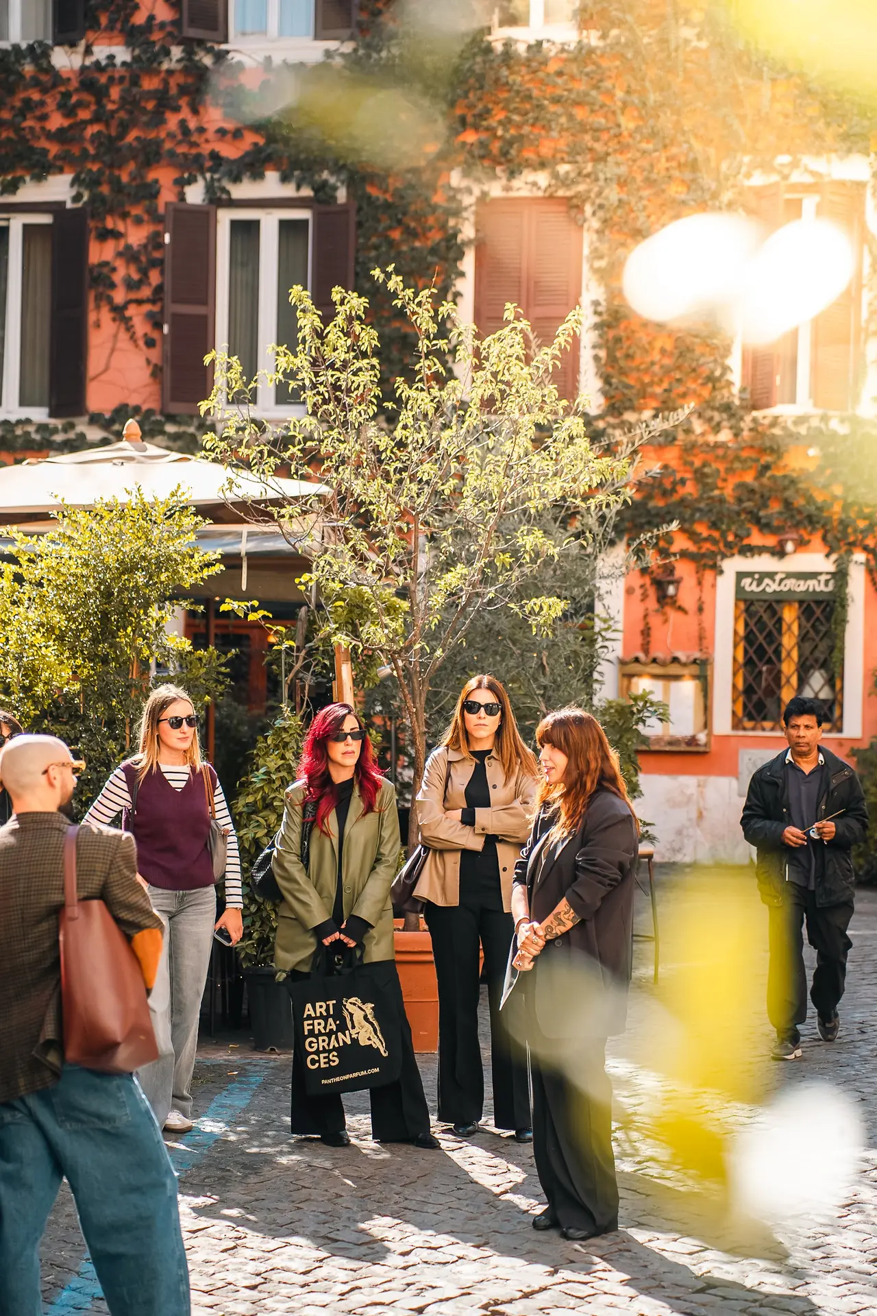 Il gruppo in una piazza di Roma durante la passeggiata