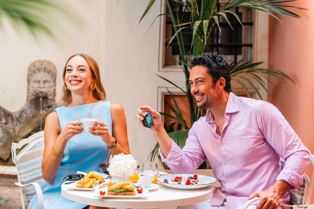 Colazione nel cortile dell’hotel